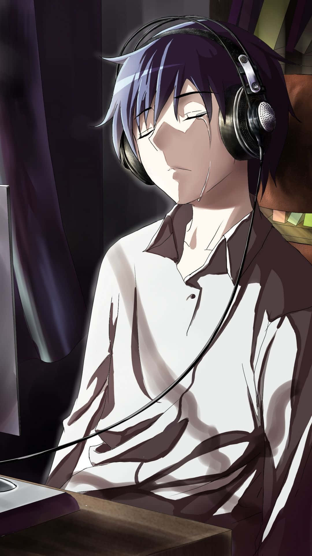 Sad Dark Anime 桌布 壁紙 — 一個紫色頭髮的年輕動漫男孩戴著耳機，坐在光線昏暗的房間裡的書桌前，溫柔地微笑。