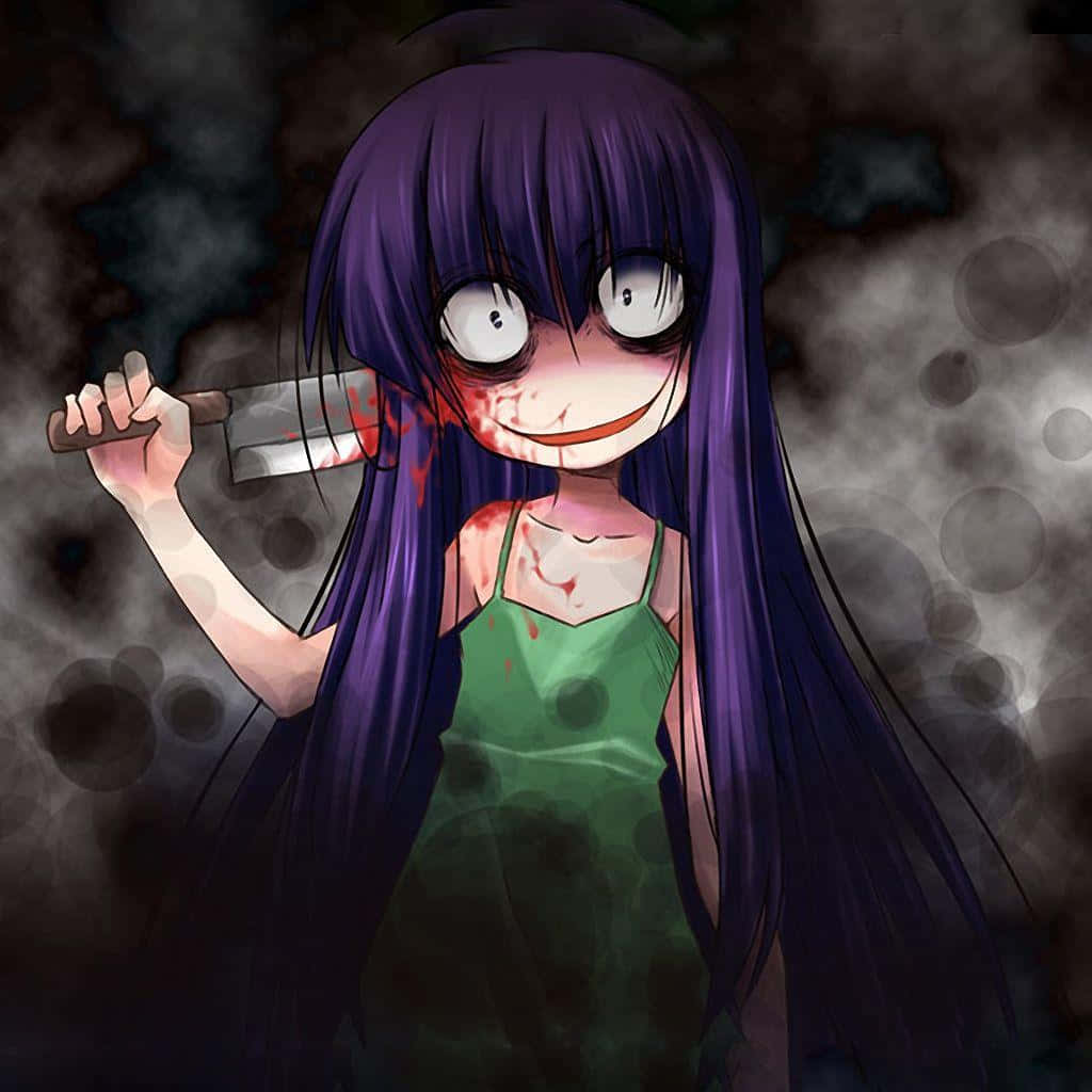 Cartoon Horror 桌布 壁紙 — 一個紫髮血臉的恐怖動漫女孩，在煙霧瀰漫的黑暗背景中手持血淋淋的刀。