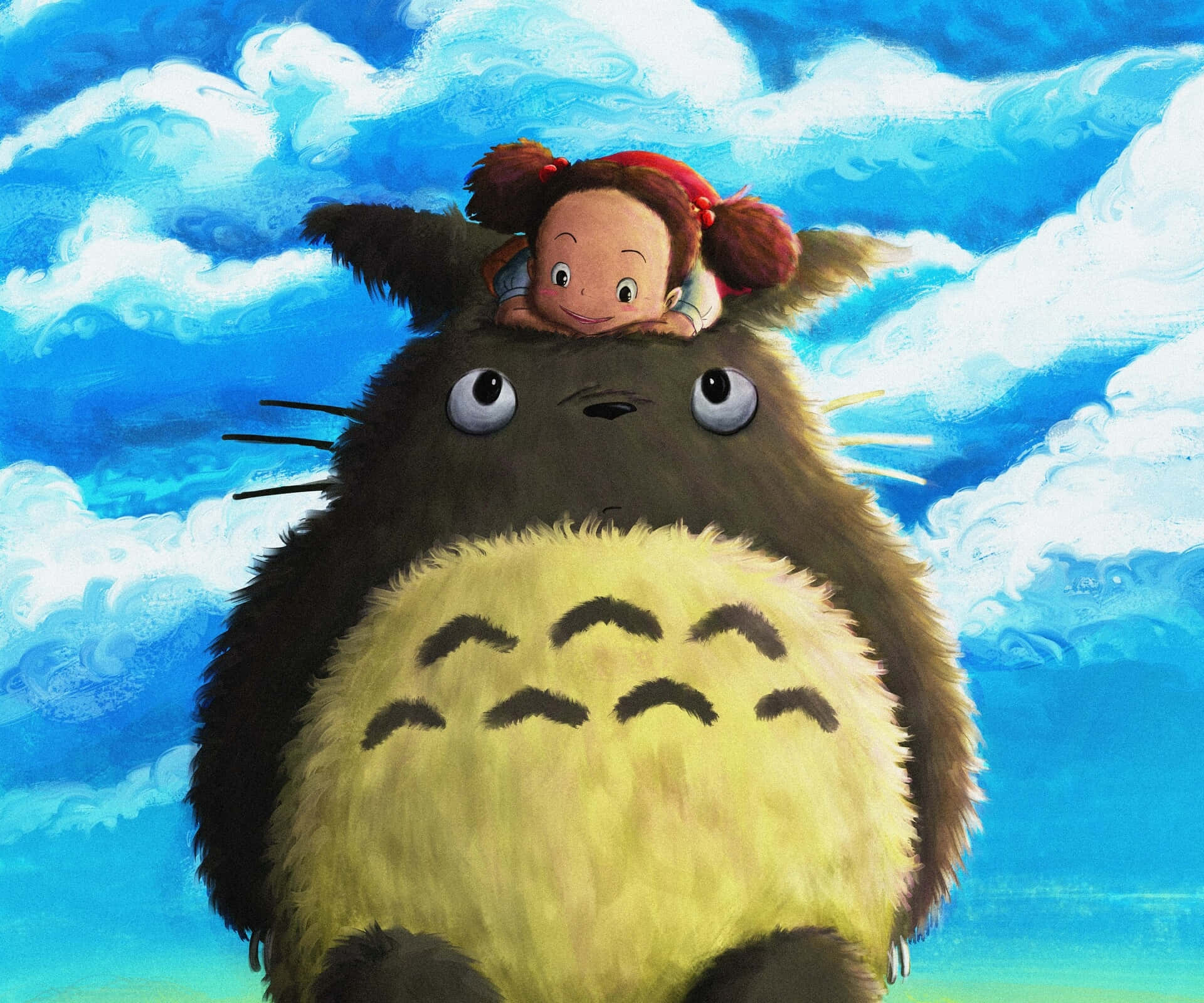 my neighbor totoro 桌布 壁紙 — 一個紮著紅色辮子的小女孩騎在一隻毛茸茸的棕色大生物上，牠有大眼睛，背景是藍天白雲。