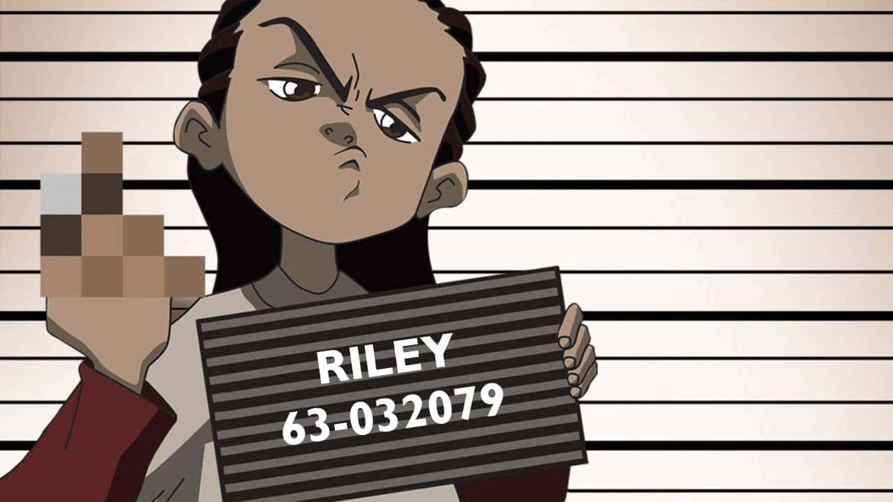 鄉下地方 桌布 壁紙 — 一個紮辮的動畫角色手持標有 'RILEY 63-032079' 的疑犯照片板，同時舉起中指。