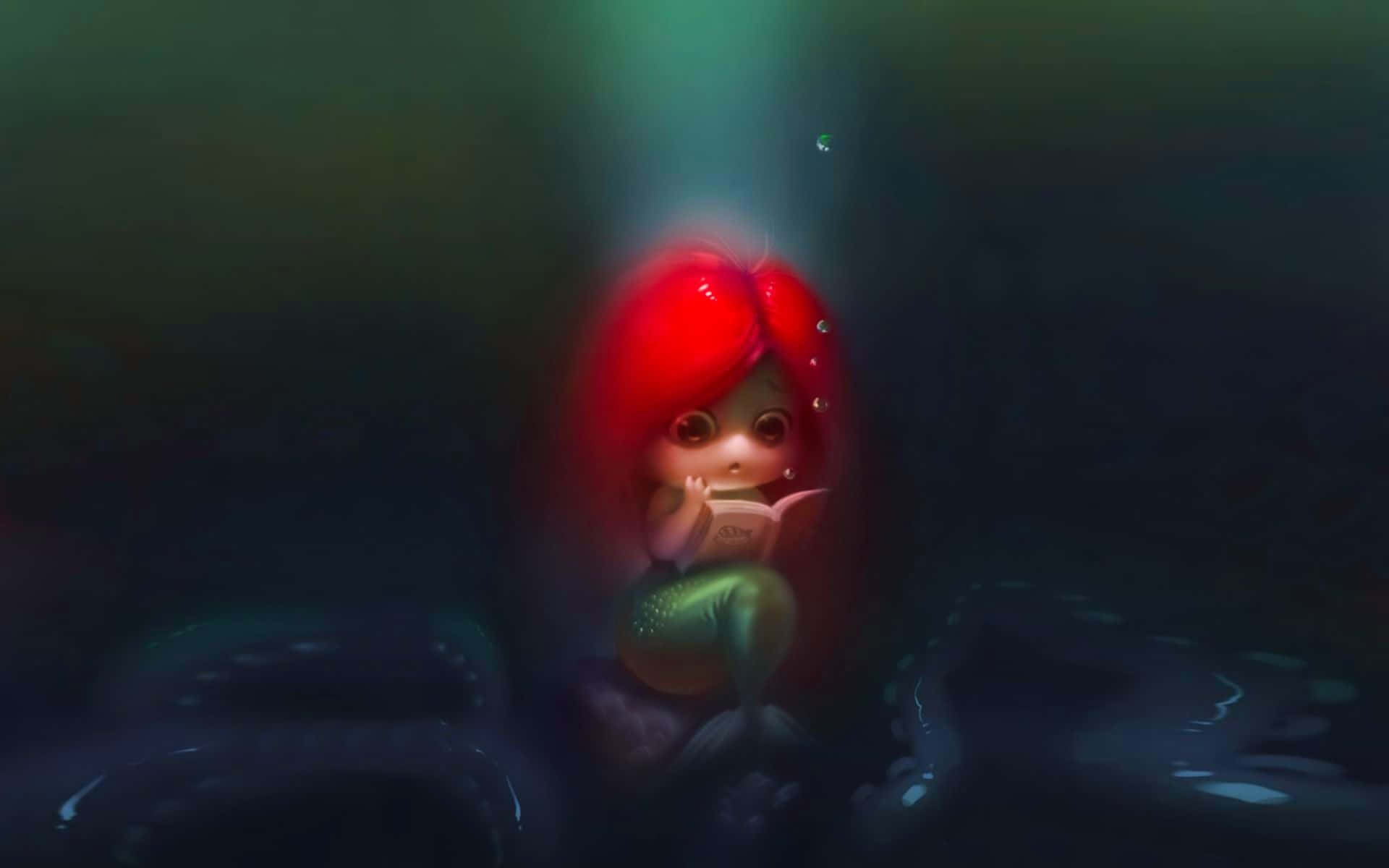 Kawaii Mermaid 桌布 壁紙 — 一個細小嘅紅髮美人魚坐喺水底睇書，周圍有綠色光線照射落嚟。