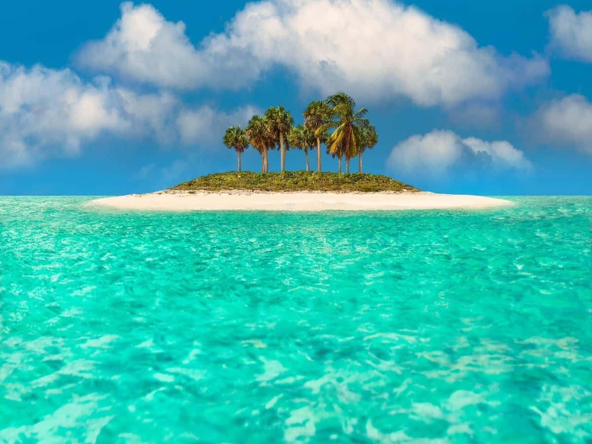 Beautiful Beach 桌布 壁紙 — 一個細小的熱帶島嶼，長有棕櫚樹，坐落在清澈碧綠的海水中，上方是明亮的藍天和蓬鬆的白雲。