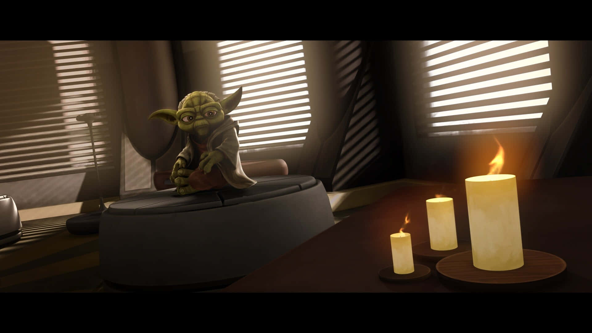 Jedi Council 桌布 壁紙 — 一個細小的綠色尤達公仔靜靜地坐在一張椅子上，旁邊有三根點燃的蠟燭，房間光線昏暗，有百葉簾。