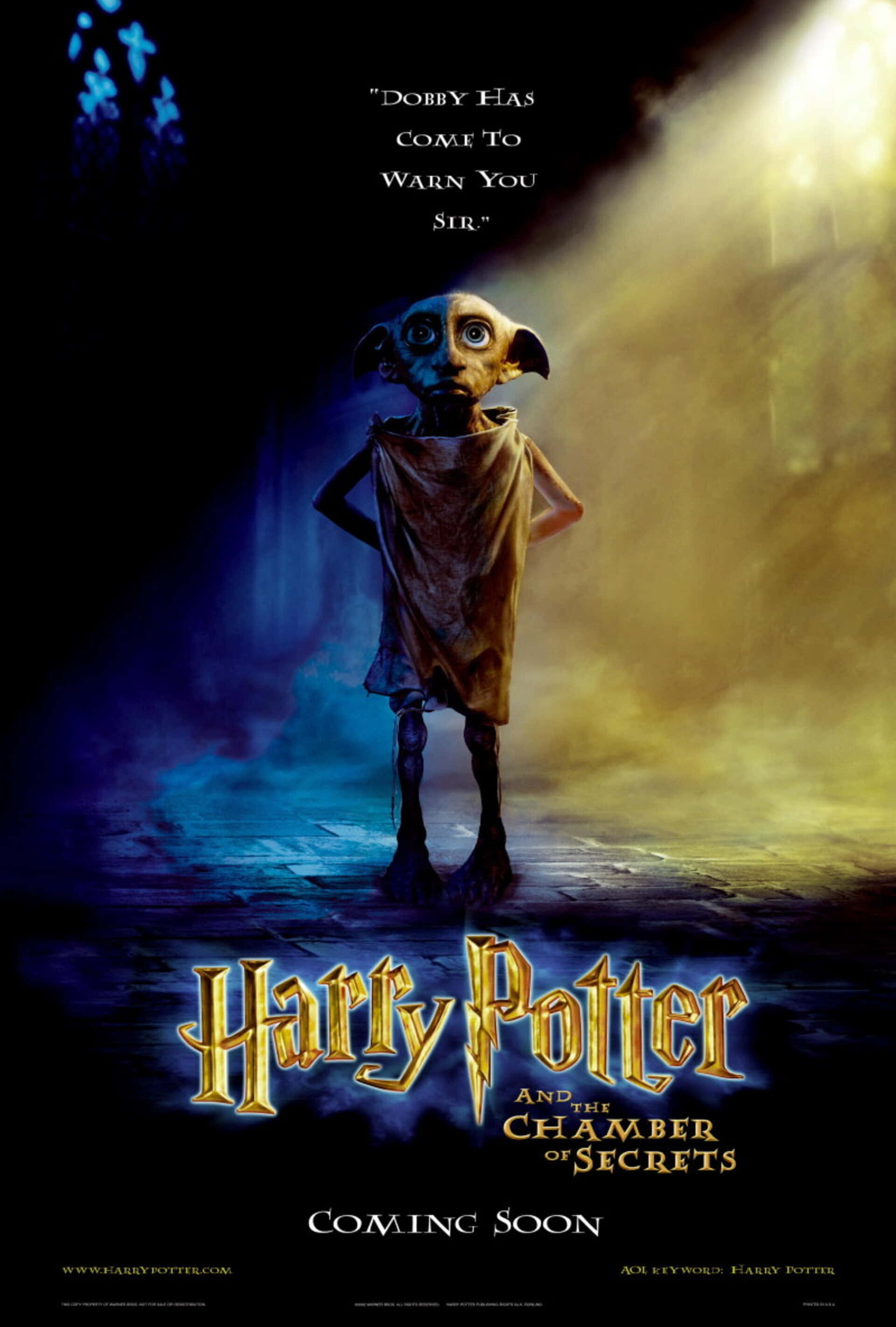 The Chamber Of Secrets 桌布 壁紙 — 一個細小驚恐嘅家養小精靈名叫多比，企喺一個黑暗地牢入面，被一道戲劇性嘅金色光線照亮。
