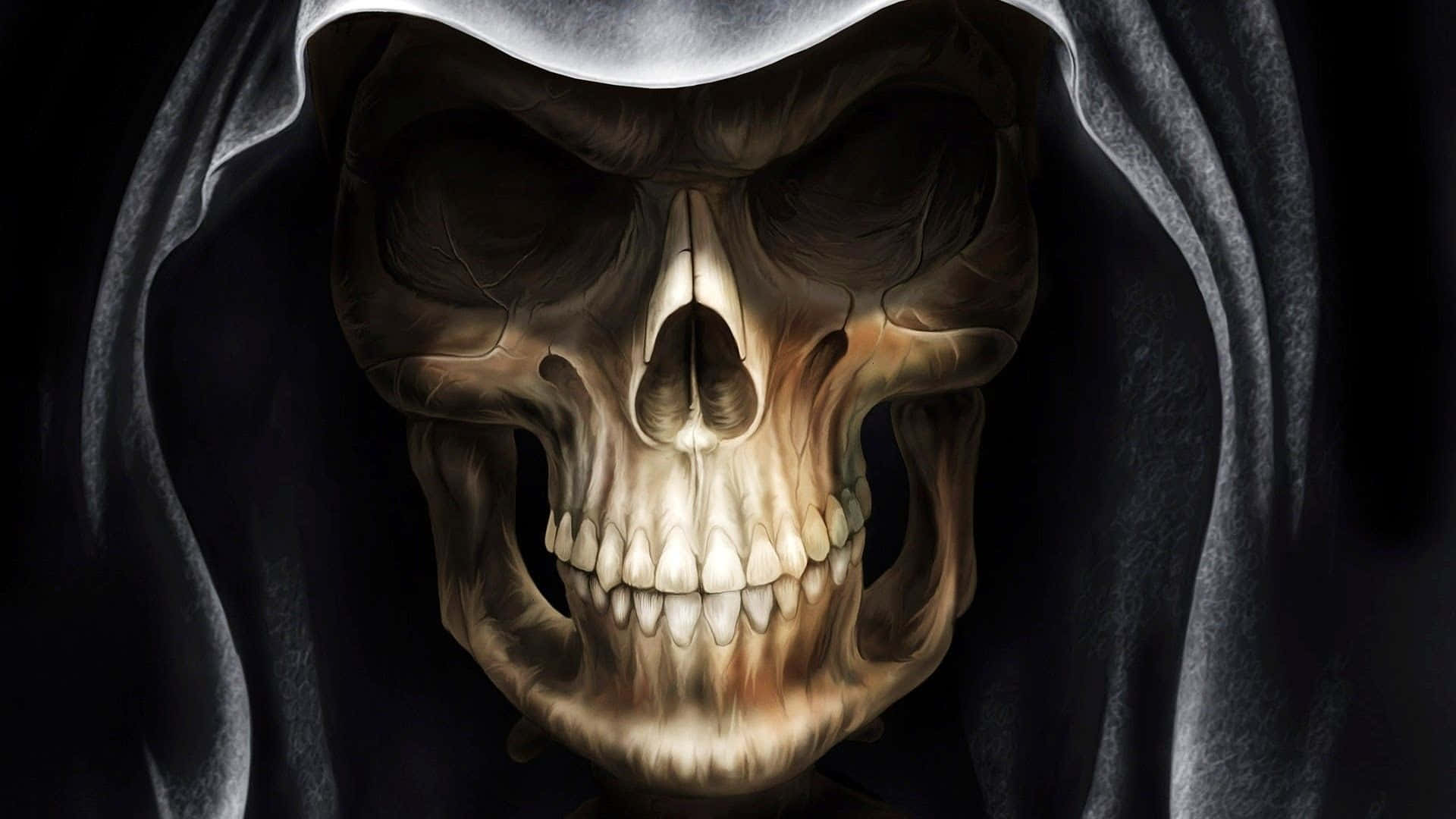 Halloween Skeleton 桌布 壁紙 — 一個細節令人毛骨悚然的頭骨，戴著飄逸的黑色兜帽，在黑暗的背景下發出詭異的光芒。