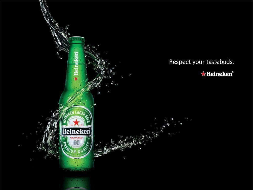 Heineken 桌布 壁紙 — 一個綠色喜力啤酒樽在純黑背景下濺起清澈的水花。