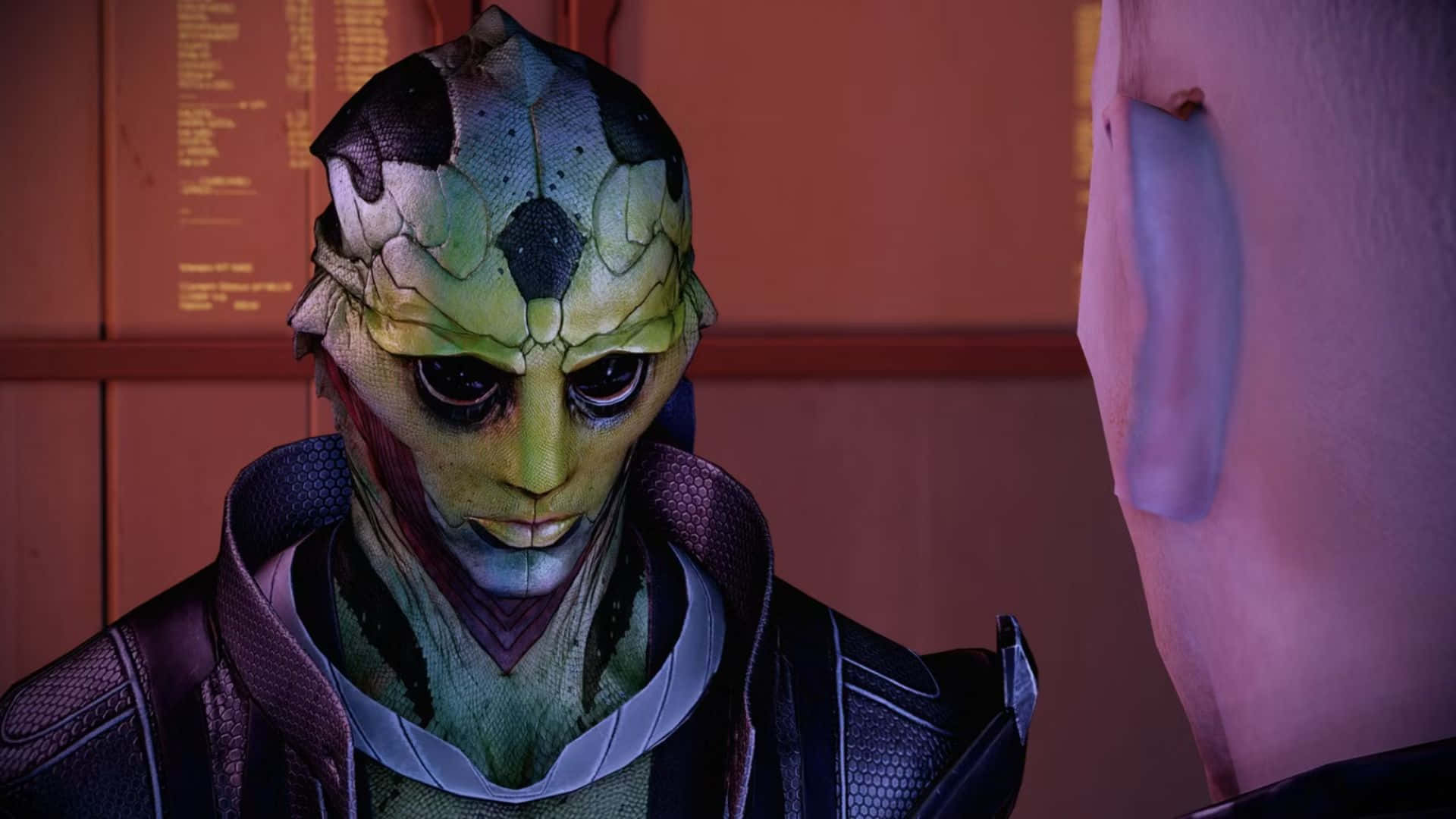 Thane Krios 桌布 壁紙 — 一個綠色皮膚、皮膚龜裂有紋理、眼睛深色的外星人特寫，身處一個昏暗的房間，房間內有發光面板。