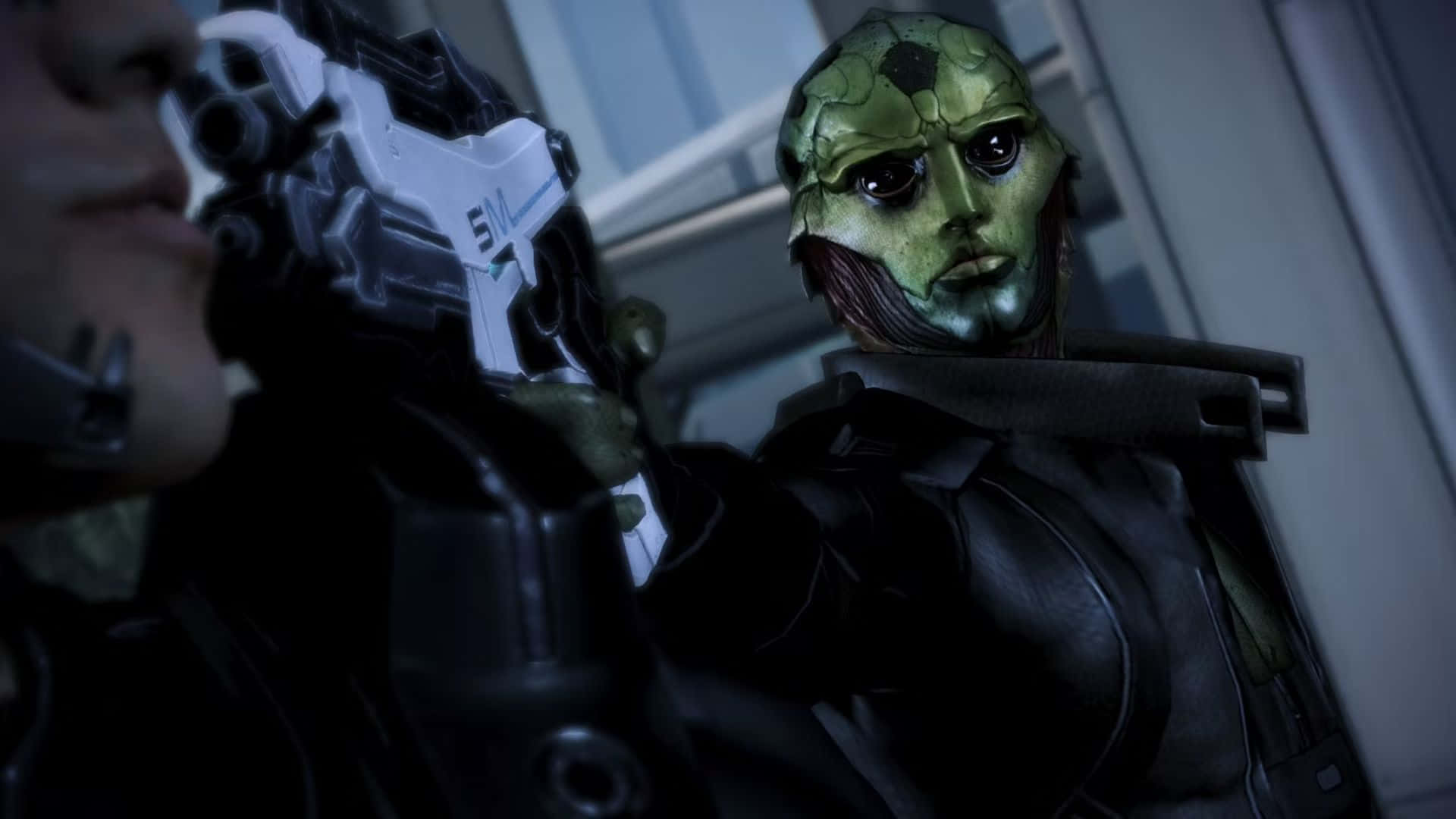 Thane Krios 桌布 壁紙 — 一個綠色皮膚、身穿暗色盔甲的外星人，在燈光昏暗的科幻走廊中，用一把未來武器瞄準一個人類。