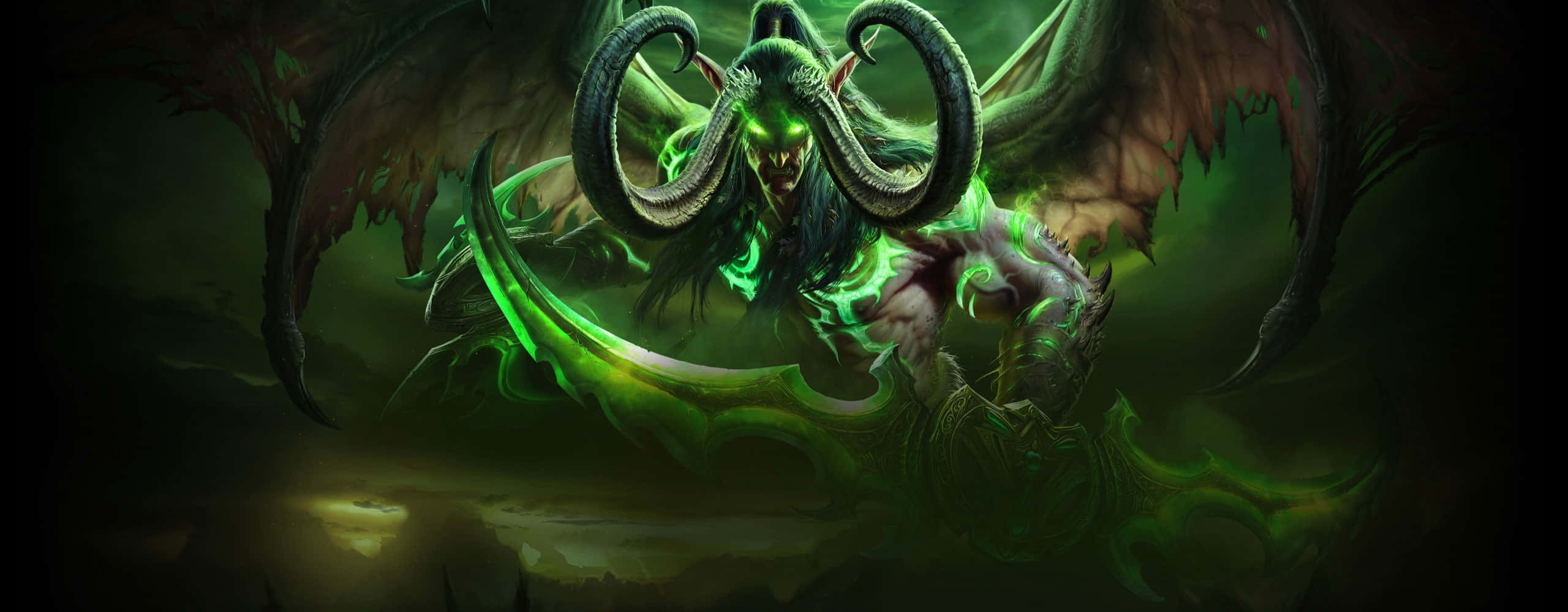 World Of Warcraft Races 桌布 壁紙 — 一個綠色皮膚、長著彎曲角和蝙蝠翅膀的可怕惡魔，在黑暗陰影的背景中揮舞著發光的綠色鐮刀。