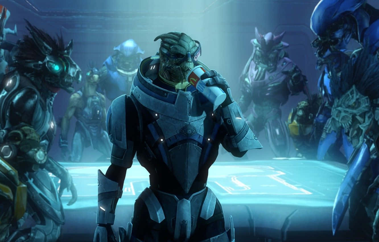 Halo Covenant 桌布 壁紙 — 一個綠色皮膚嘅外星人著住未來風格嘅盔甲，喺昏暗藍色科幻場景中，被其他著住盔甲嘅外星人包圍住，喺度飲緊罐裝飲品。