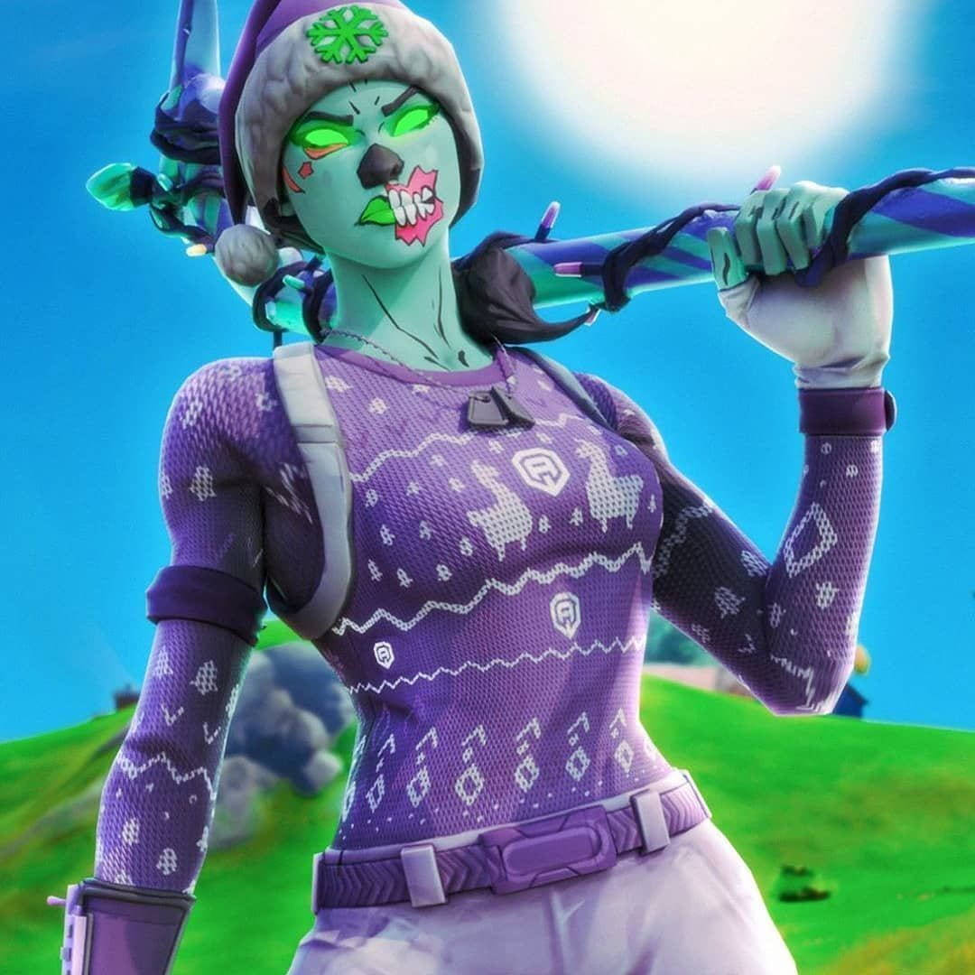 遊戲 桌布 壁紙 — 一個綠色皮膚的Fortnite角色穿著紫色節日毛衣，在明亮的藍天下握著發光的手杖。