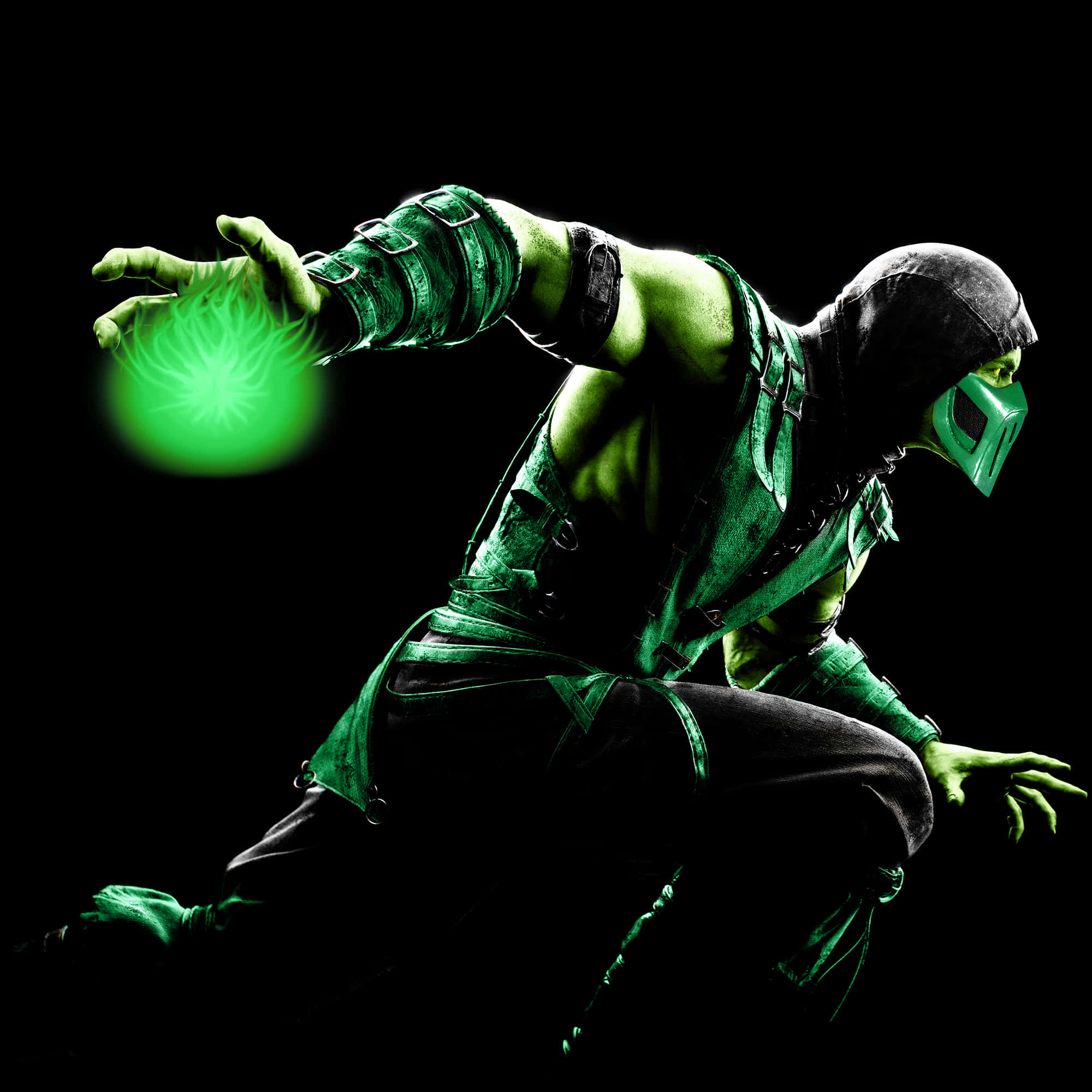 Mortal Kombat Reptile 桌布 壁紙 — 一個綠色皮膚的忍者戰士身穿暗色裝備，在黑色背景前動態蹲伏，從伸出的手中投射出一個發光的綠色能量球。