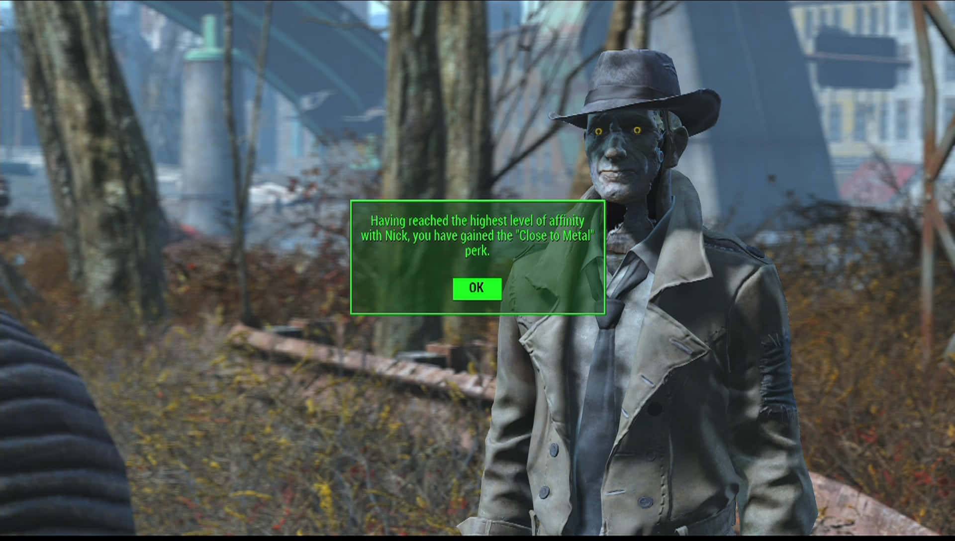 Nick Valentine 桌布 壁紙 — 一個綠色皮膚的角色戴著軟呢帽和風衣，站在廢棄的城市森林中，帶有遊戲通知疊加層。