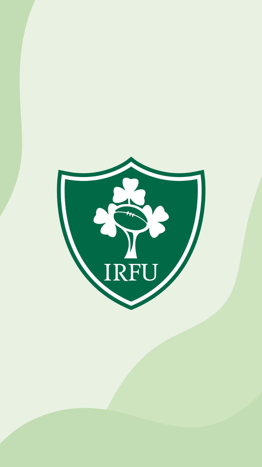 Ireland Rugby 桌布 壁紙 — 一個綠色盾牌標誌，中央有白色三葉草和欖球，置於柔和的漸變綠色背景上。