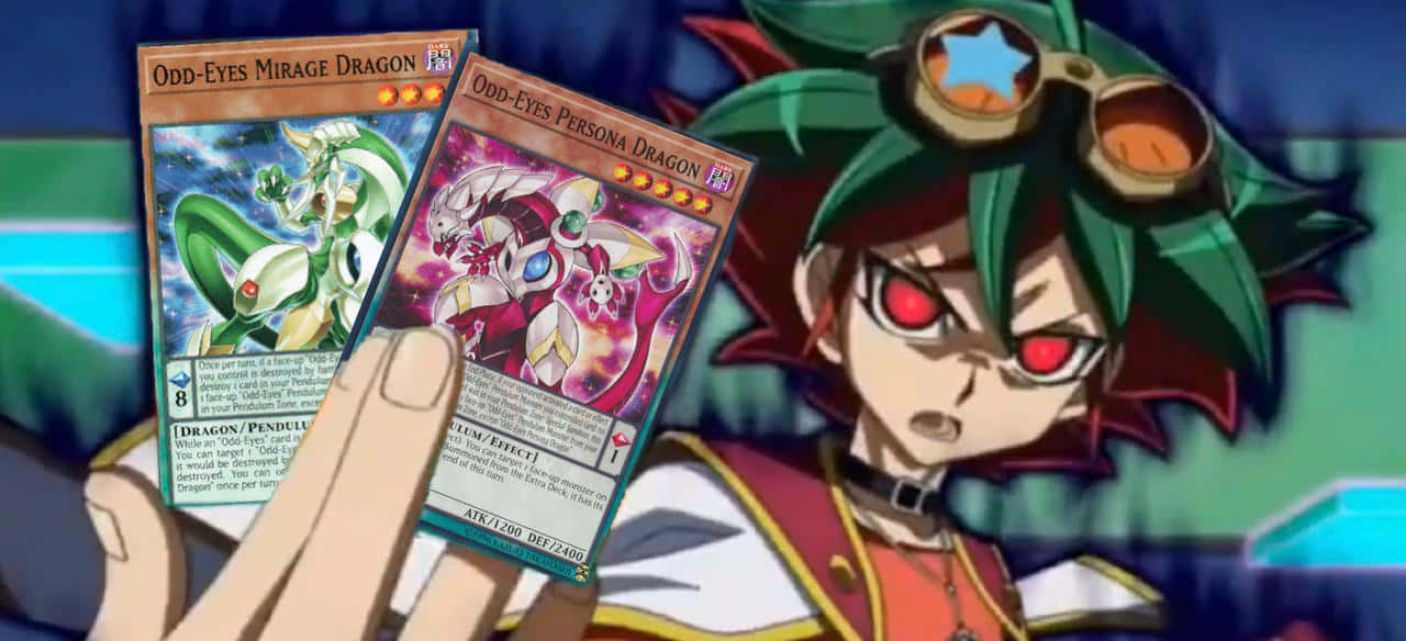 Yuya Sakaki 桌布 壁紙 — 一個綠色頭髮、戴著護目鏡的角色，在發光的藍色背景前手持兩張印有龍怪獸的遊戲王集換式卡牌。