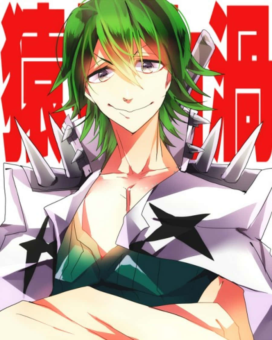 Uzu Sanageyama 桌布 壁紙 — 一個綠色頭髮的動漫角色，帶著冷笑，穿著白色尖刺服裝，背景是帶有日文字元的鮮紅色。