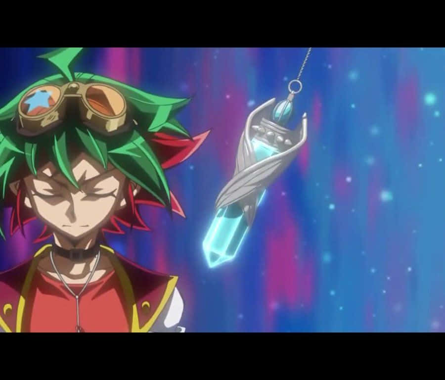 Yuya Sakaki 桌布 壁紙 — 一個綠色頭髮的動畫男孩戴著護目鏡，專注地凝視著漂浮在他旁邊的發光藍色水晶吊墜，背景是星光點點的紫藍色。