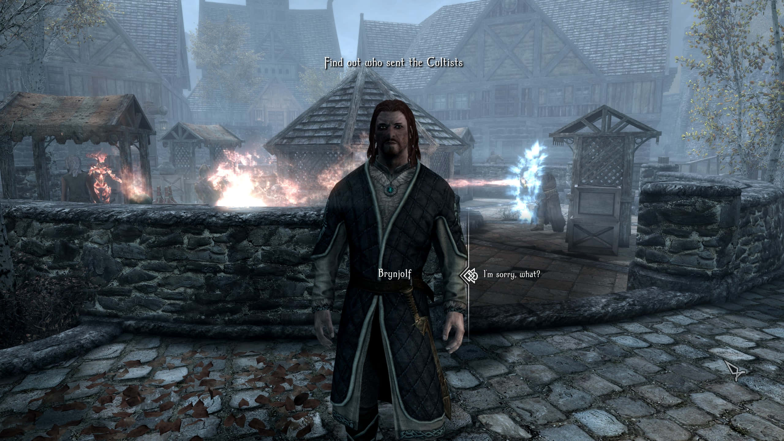 Skyrim Brynjolf 桌布 壁紙 — 一個維京風格的角色站在迷霧籠罩的中世紀村莊廣場上，身後爆發著魔法火焰和冰霜效果。