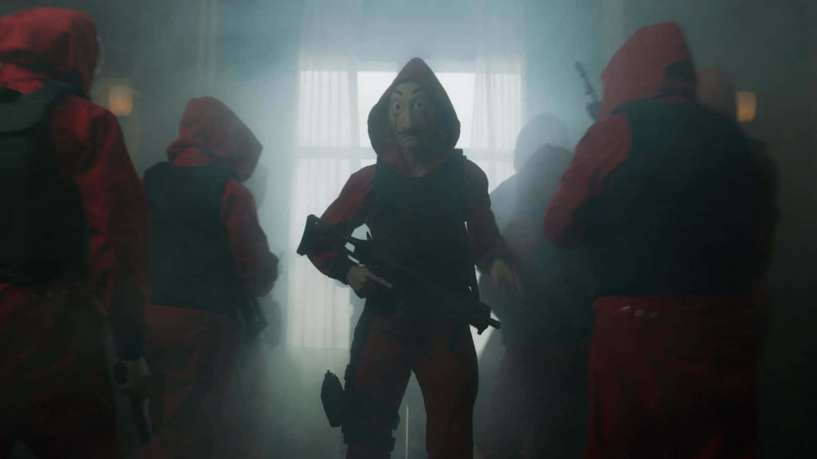Money Heist 桌布 壁紙 — 一個緊張的場景，戴著面具、身穿紅色連身衣的人物在煙霧瀰漫、燈光昏暗的房間裡手持武器。