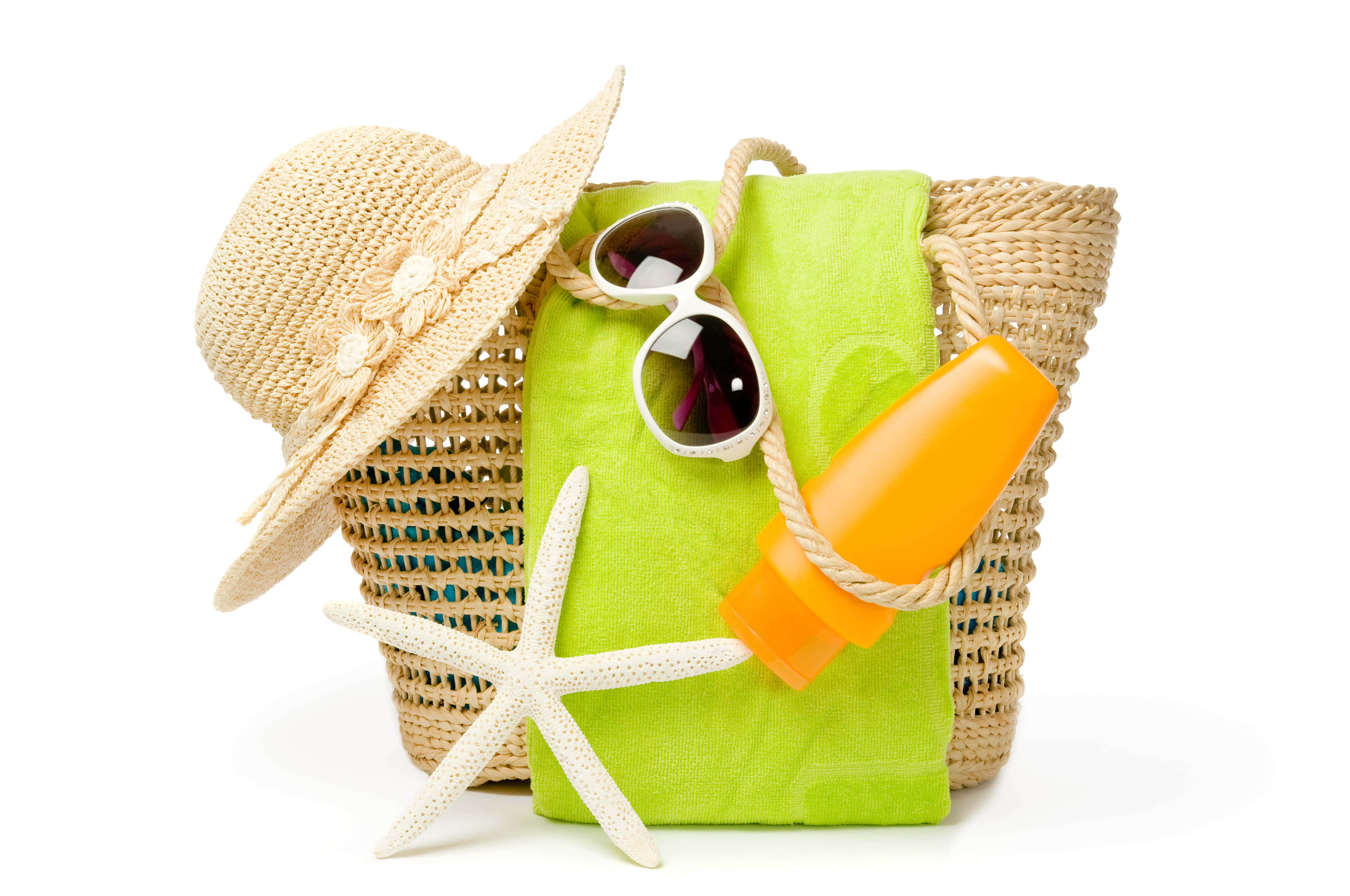 Beach Bag 桌布 壁紙 — 一個編織沙灘袋內有一條亮綠色毛巾、橙色防曬霜、白色太陽眼鏡，以及旁邊有海星的草帽。