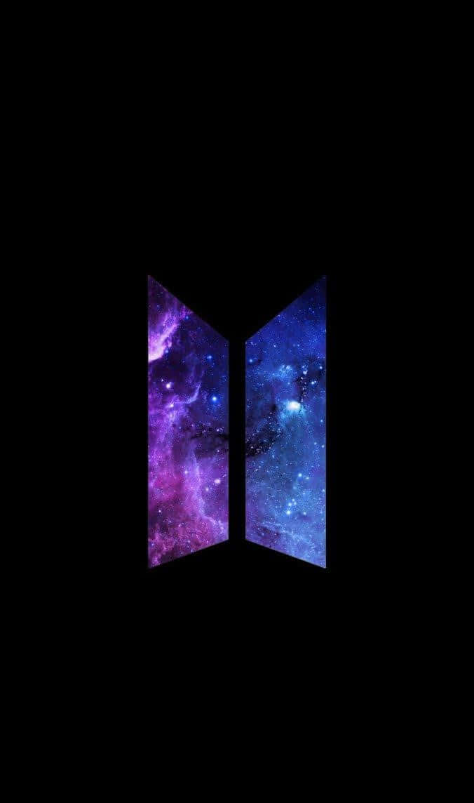 Bts Icon 桌布 壁紙 — 一個翅膀形狀的宇宙標誌，在黑色虛空中展現出充滿活力的紫色和藍色星雲。