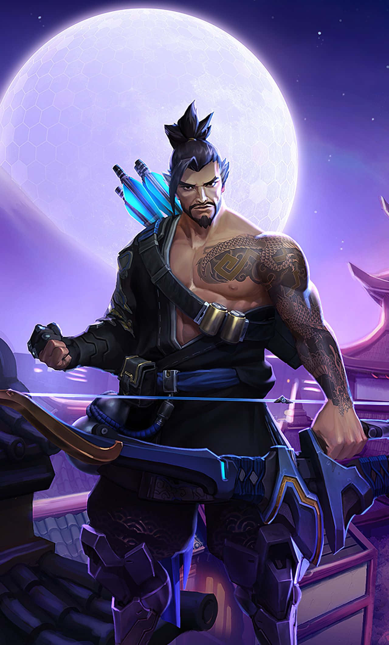 Overwatch Hanzo 桌布 壁紙 — 一個肌肉發達、帶有紋身和藍色箭矢的戰士，在發光的紫色月亮下手持未來風格的弓。