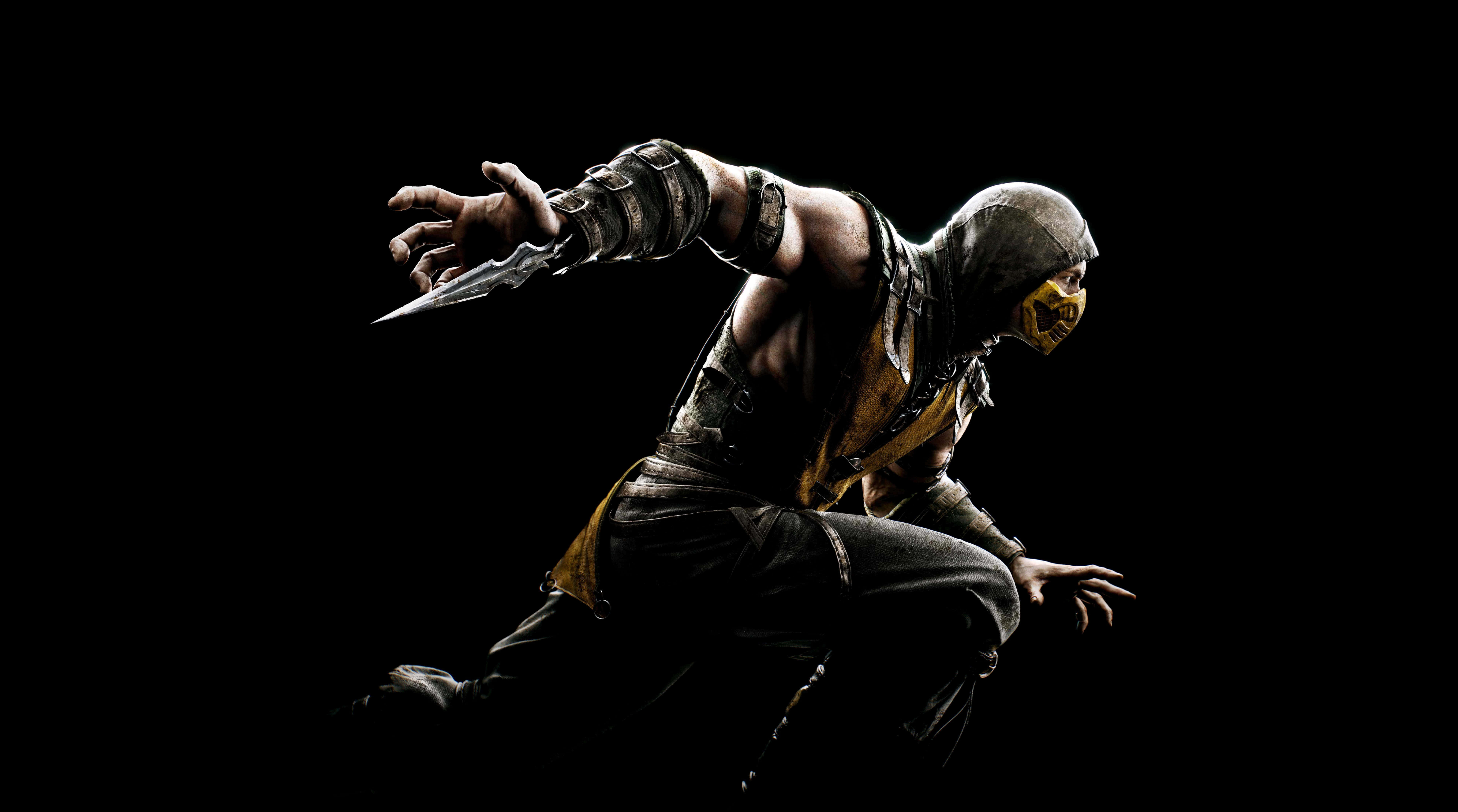 Mortal Kombat Fatality 桌布 壁紙 — 一個肌肉發達、戴著面具的戰士，身穿黑色盔甲，在黑色背景前向前衝刺，刀刃伸出。