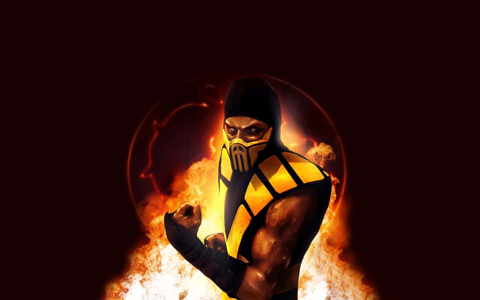 Mortal Kombat Characters 桌布 壁紙 — 一個肌肉發達、戴著面具的戰士，身穿黃黑盔甲，在黑暗背景下被咆哮的火焰包圍，挑釁地站立著。