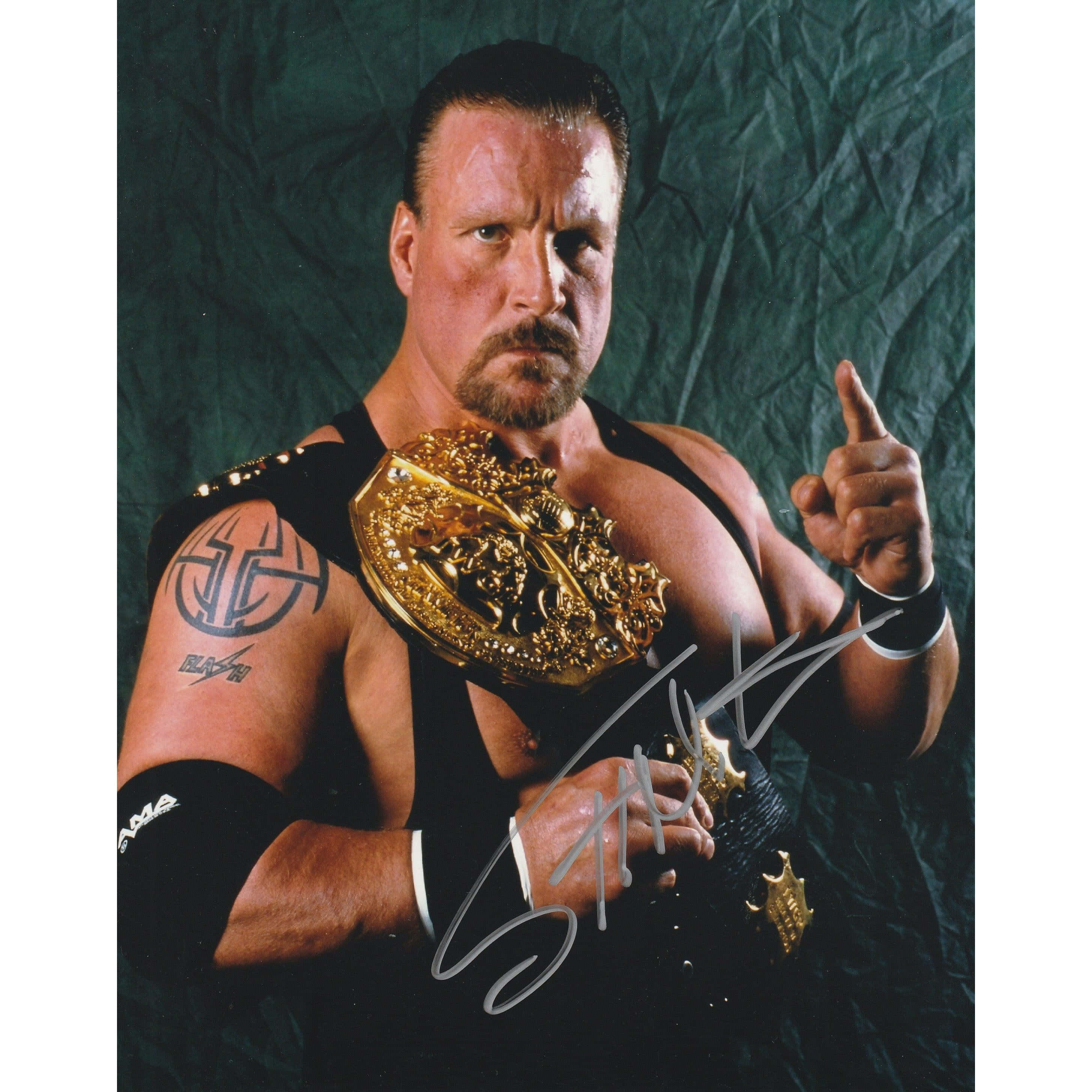Tag Team Champion Scott Norton 壁紙 — 一個肌肉發達、手臂有紋身的摔角手，手持金色冠軍腰帶，在深綠色背景下向上指。