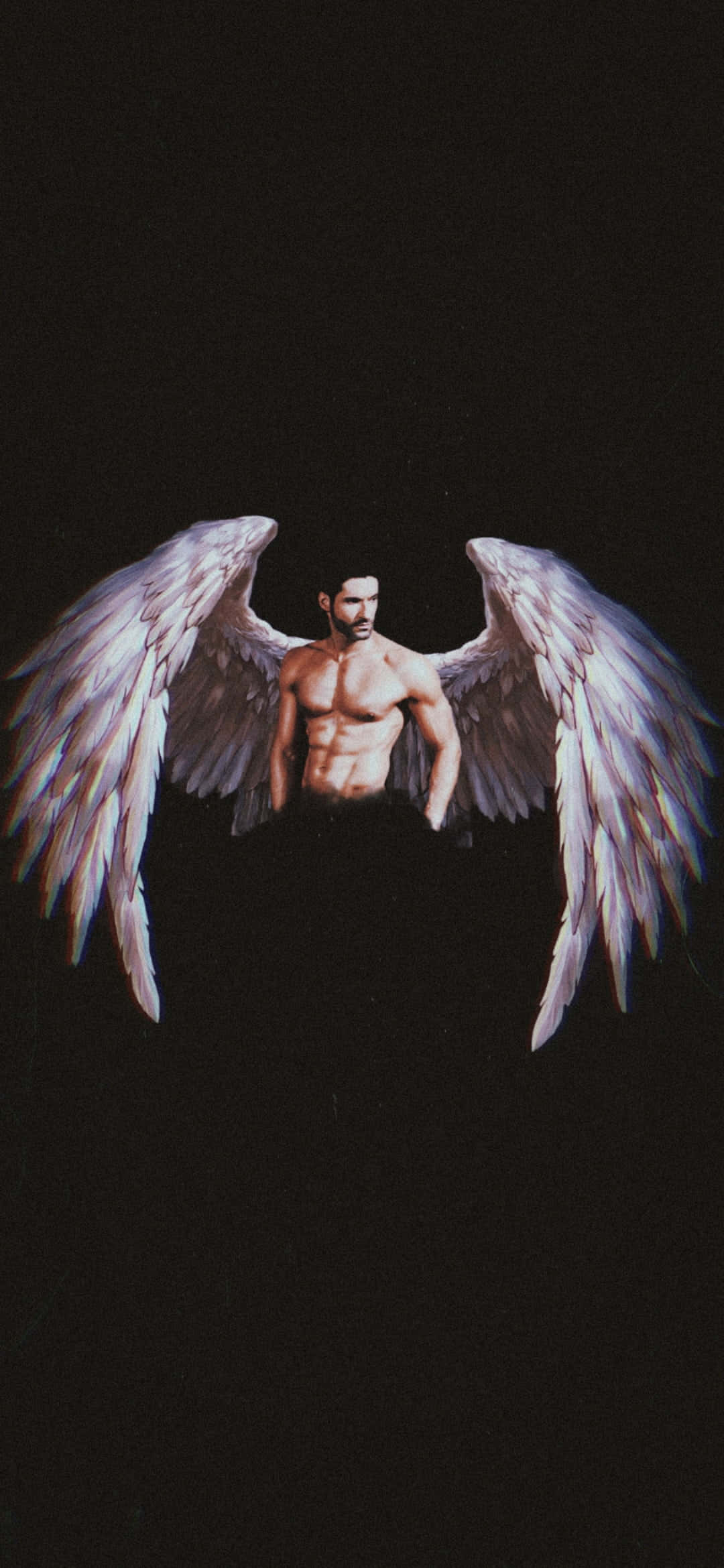 Lucifer Wings 桌布 壁紙 — 一個肌肉發達、擁有巨大白色羽毛翅膀的男人站在黑色背景前，被柔和的光線照亮。