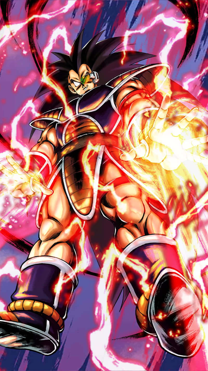 Raditz 桌布 壁紙 — 一個肌肉發達、擁有黑色刺蝟頭的動漫戰士，在充滿紫色和粉紅色閃電的鮮豔背景下，以動態戰鬥姿勢釋放發光能量。
