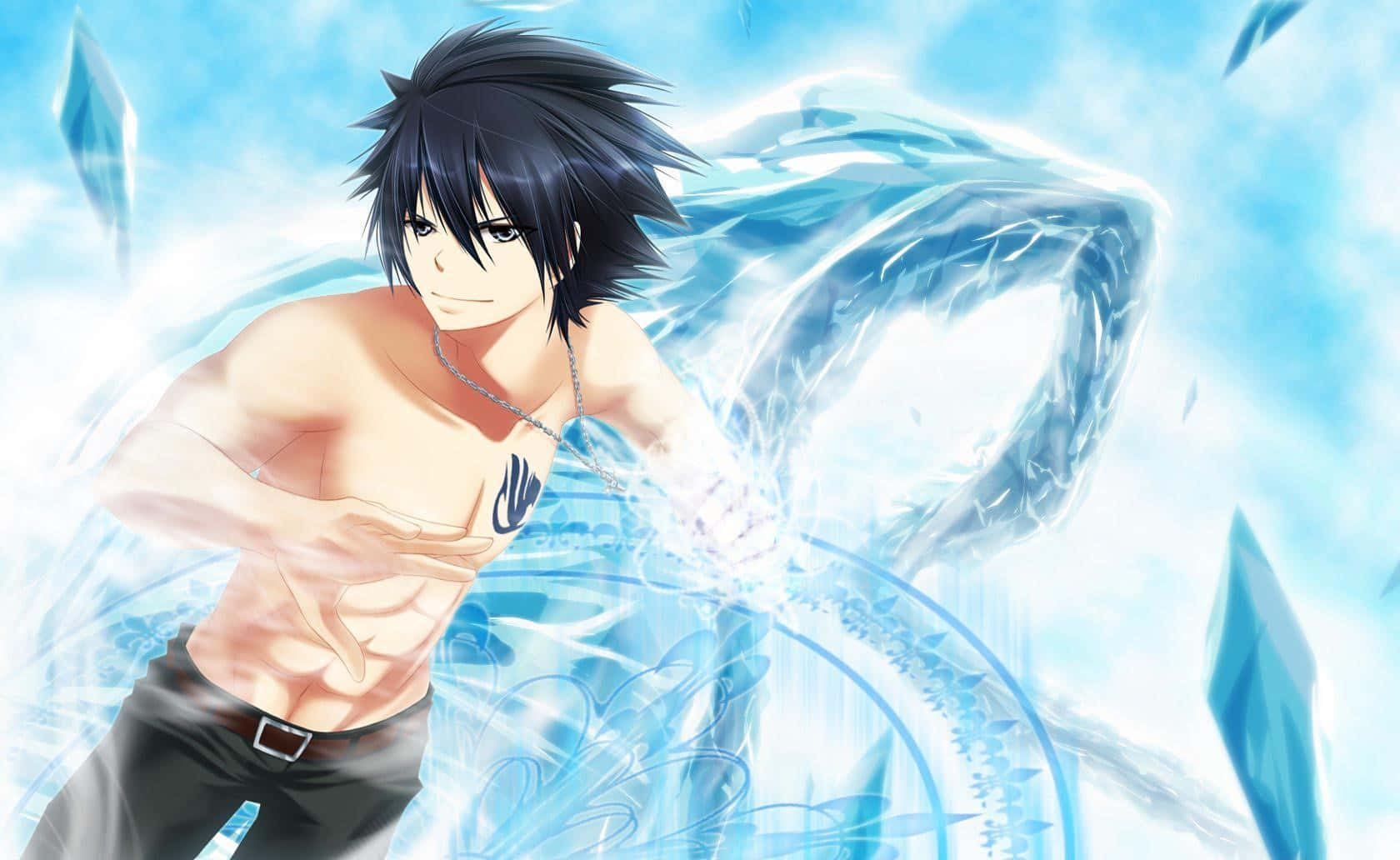 Gray Fullbuster 桌布 壁紙 — 一個肌肉發達、深色頭髮的動漫男性，在明亮的天空下以動態姿勢引導發光的藍色冰魔法。