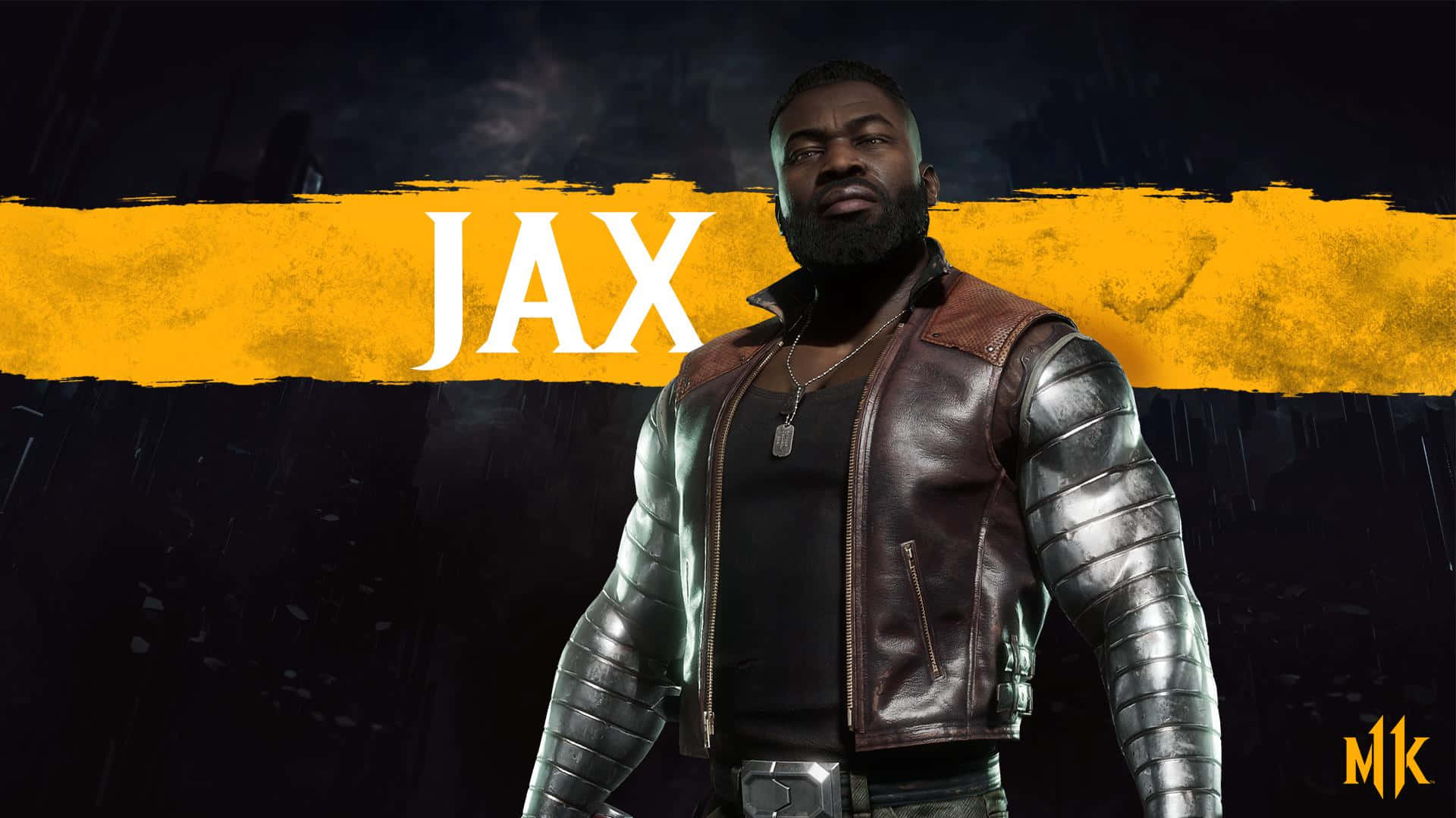 Mortal Kombat Jax 桌布 壁紙 — 一個肌肉發達、留鬍鬚的男人，穿著皮夾克和裝甲袖，背景是黑暗的雨景，有一條大膽的黃色條紋和白色的名字JAX。