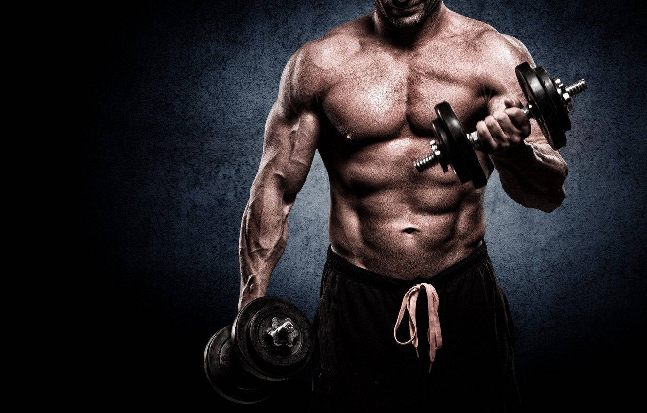 Muscle Man Doing Bicep Curls 壁紙 — 一個肌肉發達、腹肌分明的男人在深色紋理背景前舉著兩個啞鈴。