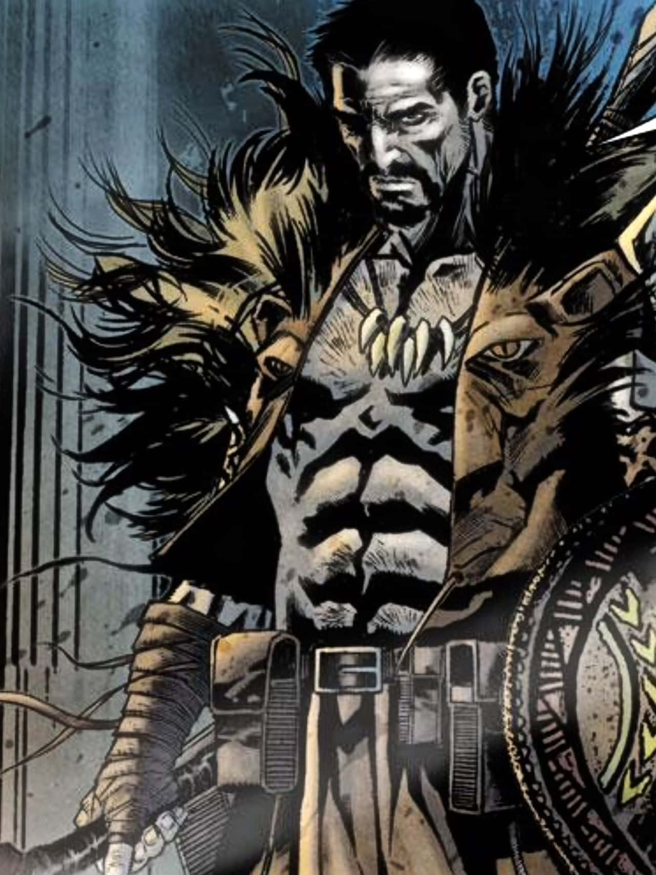 Kraven The Hunter 桌布 壁紙 — 一個肌肉發達、表情兇猛的男人，穿著毛領外套，手持獅頭設計的盾牌。