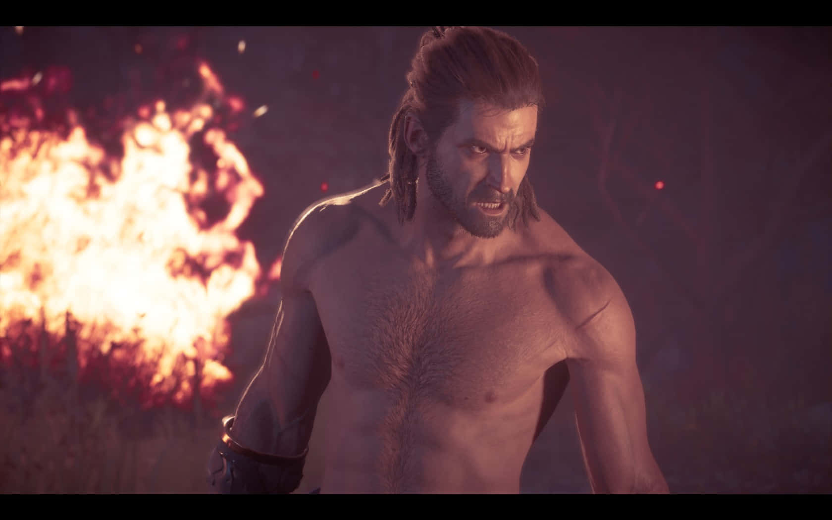 Assassin's Creed Alexios 桌布 壁紙 — 一個肌肉發達、赤裸上身、留鬍子、辮子頭髮的男人，在黑暗的森林中挑釁地站在熊熊烈火前。