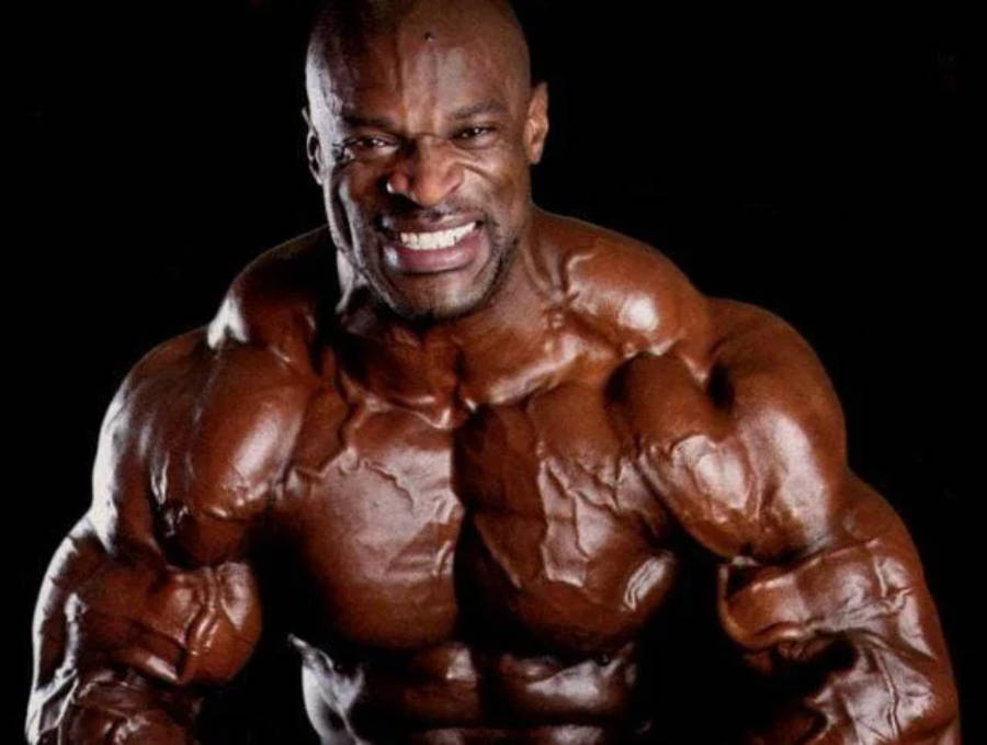 Exercise 桌布 壁紙 — 一個肌肉發達、青筋暴現、露出猙獰笑容的男人在黑色背景前擺姿勢。