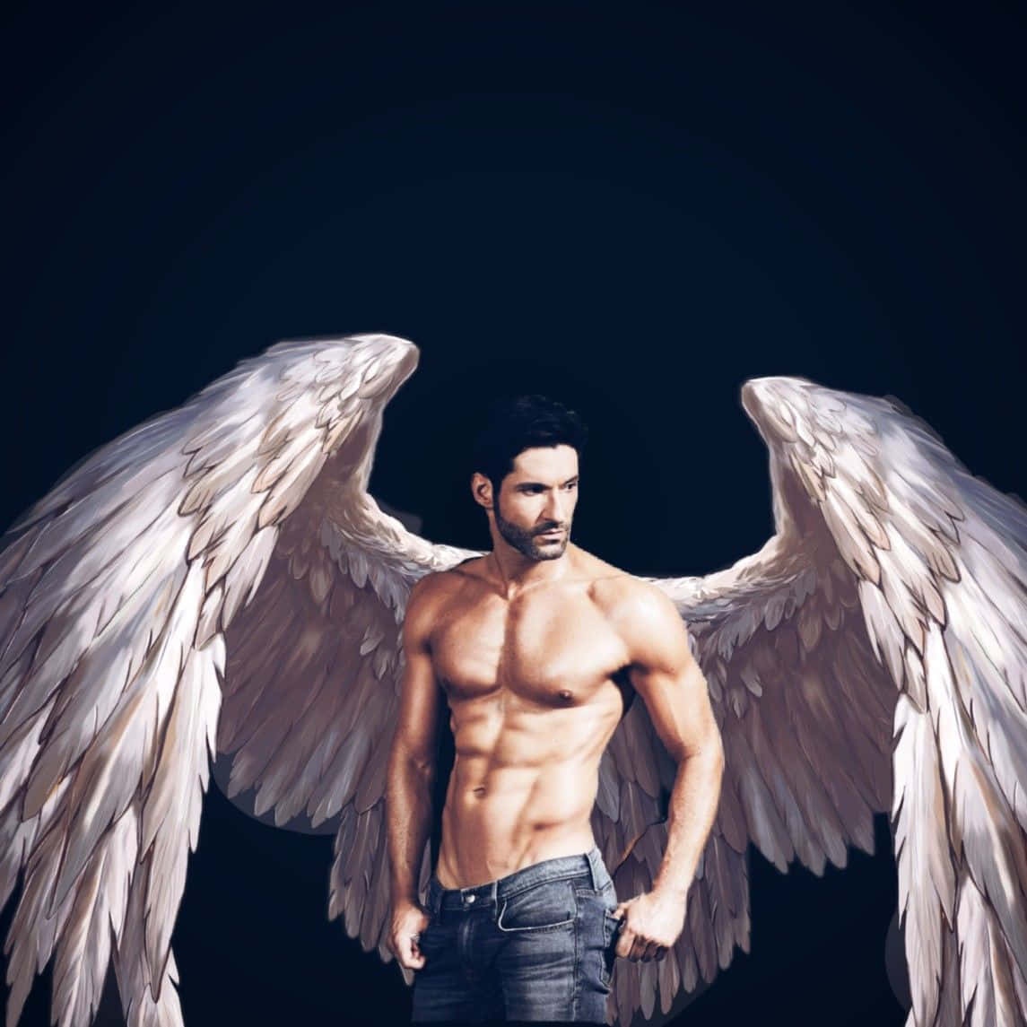 Lucifer Wings 桌布 壁紙 — 一個肌肉發達嘅男人，有對大白色羽毛翼，著住牛仔褲，喺黑暗背景前自信咁企喺度。