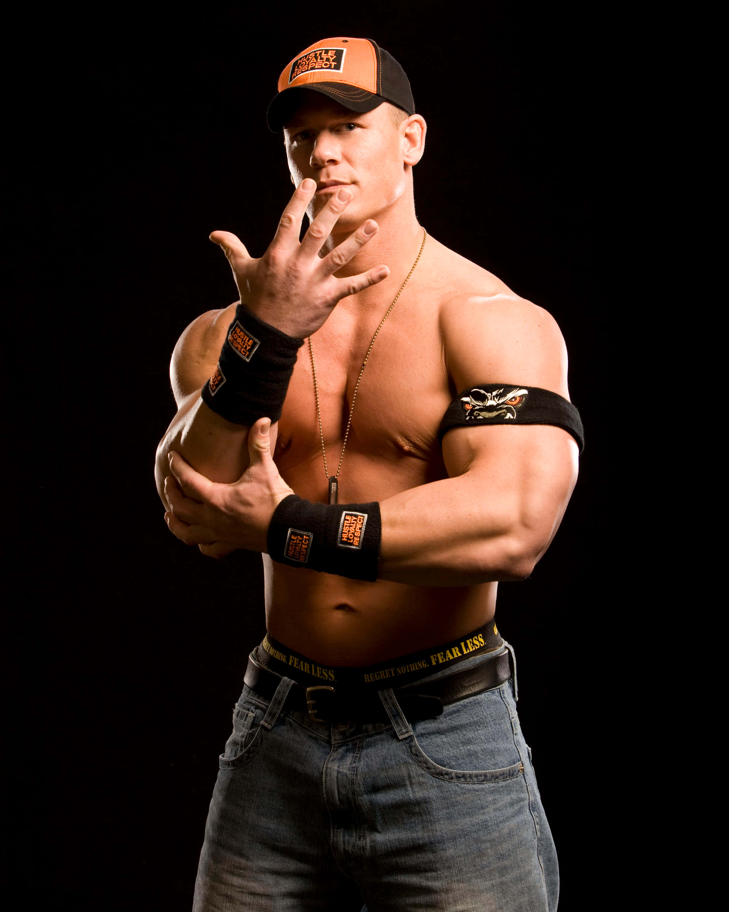 John Cena 桌布 壁紙 — 一個肌肉發達嘅男人戴住摔角帽同護腕，企喺黑色背景前面，自信咁將手放喺面附近擺甫士。