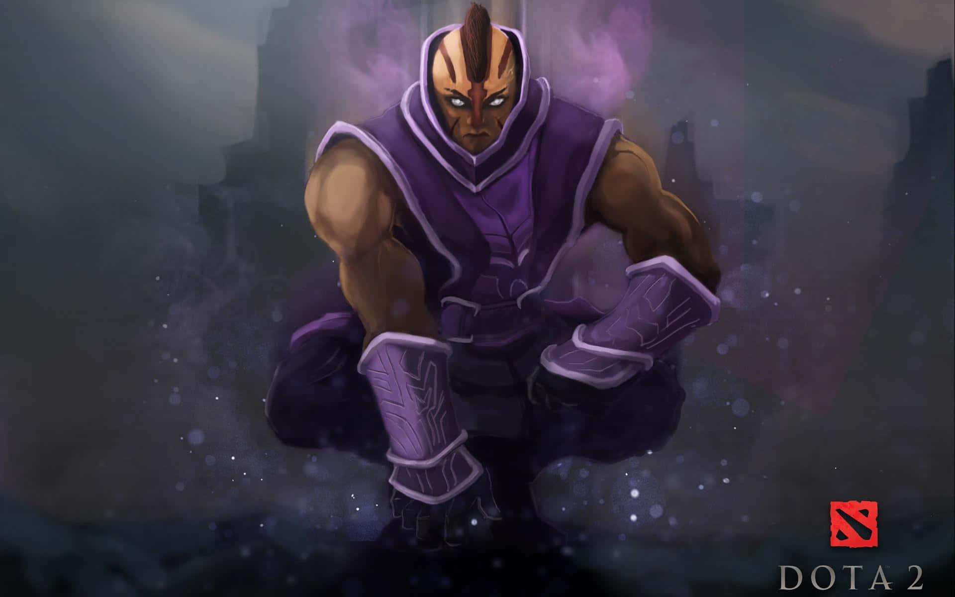 Anti-mage 桌布 壁紙 — 一個肌肉發達的Dota 2英雄身穿紫色盔甲，在黑暗迷霧環境中蹲伏，周圍有發光粒子。