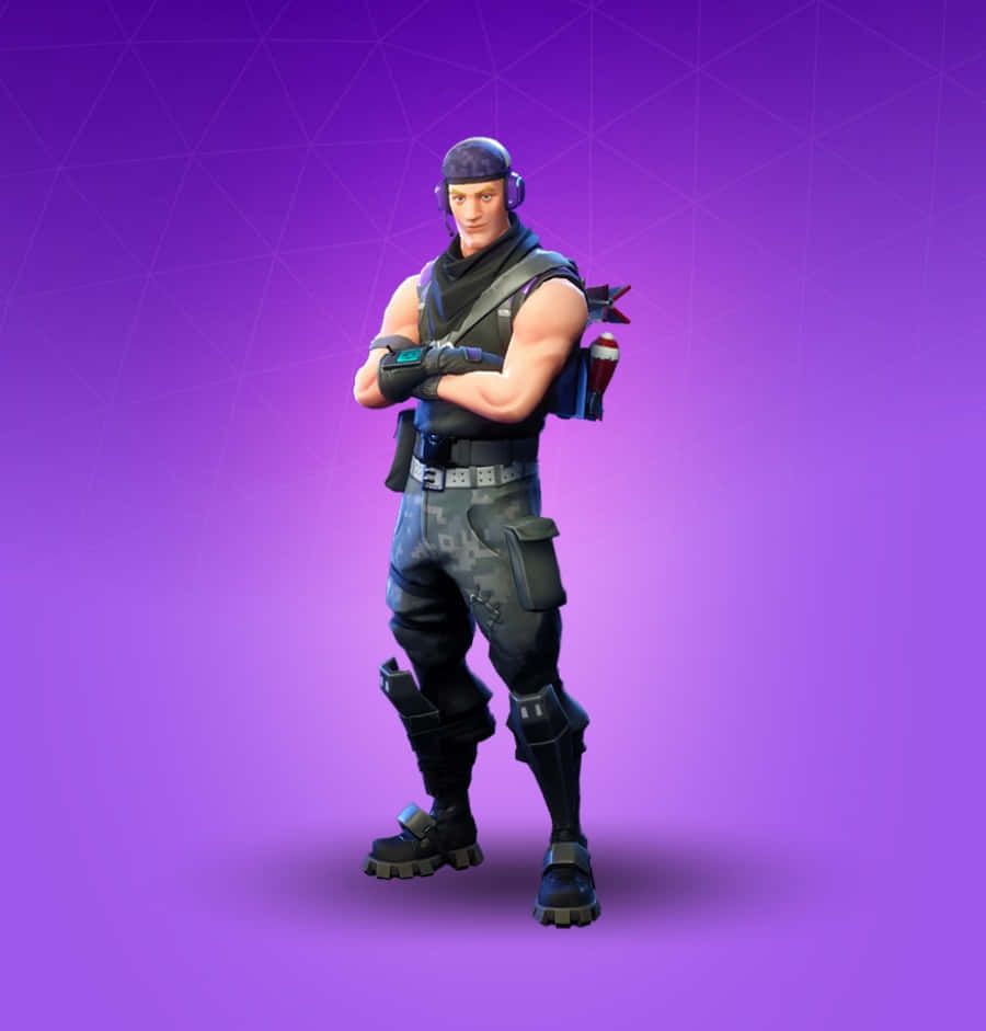 Fortnite Skins Battle Royale 桌布 壁紙 — 一個肌肉發達的Fortnite角色穿著戰術裝備，在充滿活力的紫色漸變背景前自信地交叉雙臂站立。