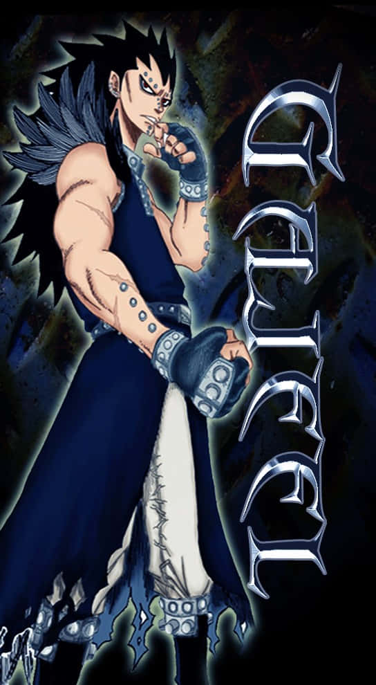 Gajeel Redfox 桌布 壁紙 — 一個肌肉發達的動漫戰士，擁有尖刺般的黑髮和發光的眼睛，手持劍，身穿深藍色盔甲，背景陰暗。
