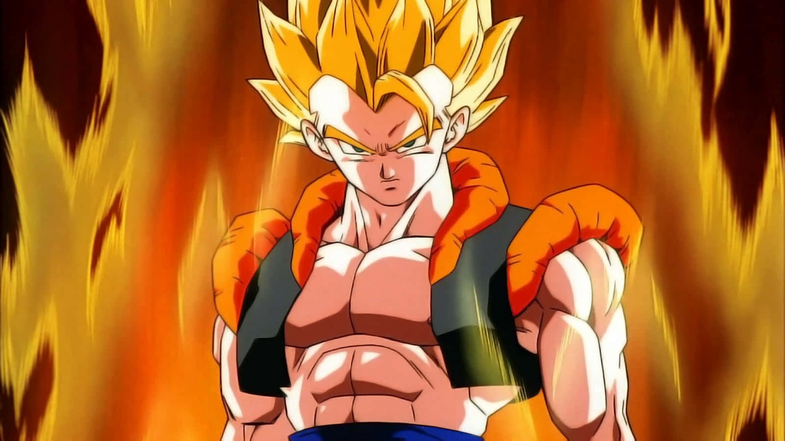 Dragon Ball Movies 桌布 壁紙 — 一個肌肉發達的動漫戰士，有著尖刺的金色頭髮和橙色光環，在火熱的背景前強勢站立。