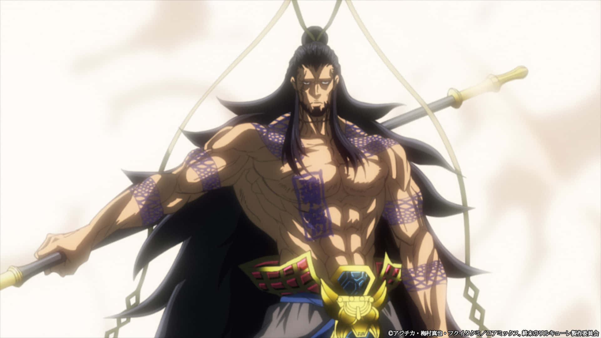 Record Of Ragnarok 桌布 壁紙 — 一個肌肉發達的動漫戰士，留著黑色長髮，手臂纏著紫色繃帶，在明亮朦朧的背景前握著一根法杖。