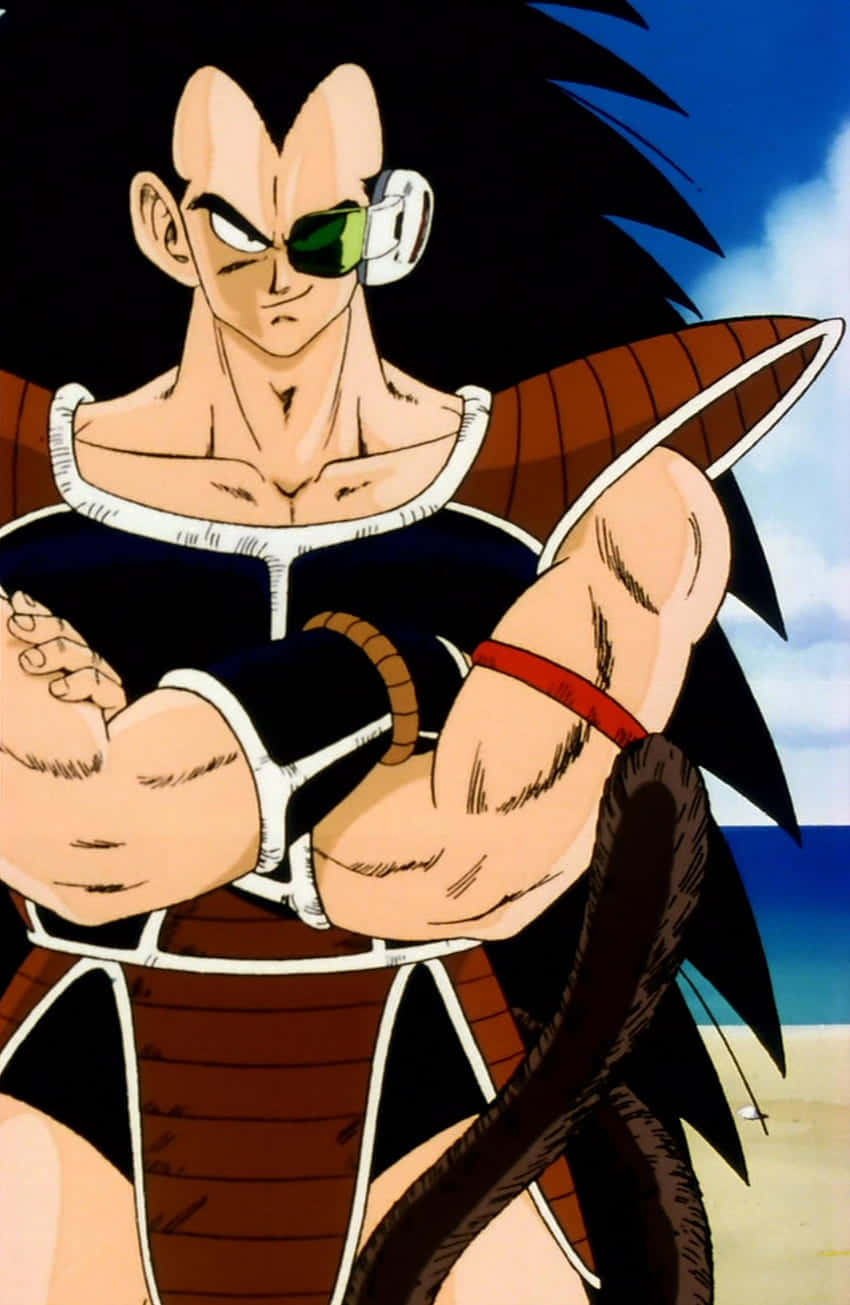 Raditz 桌布 壁紙 — 一個肌肉發達的動漫戰士，黑色刺蝟頭和綠色眼罩，在藍天下自信地站在沙灘上。