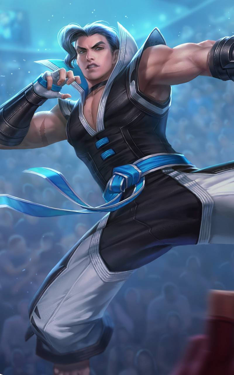 Mobile Legends 桌布 壁紙 — 一個肌肉發達的動漫戰士穿著黑色和藍色盔甲，在模糊的人群背景前伸出爪子向前猛衝。