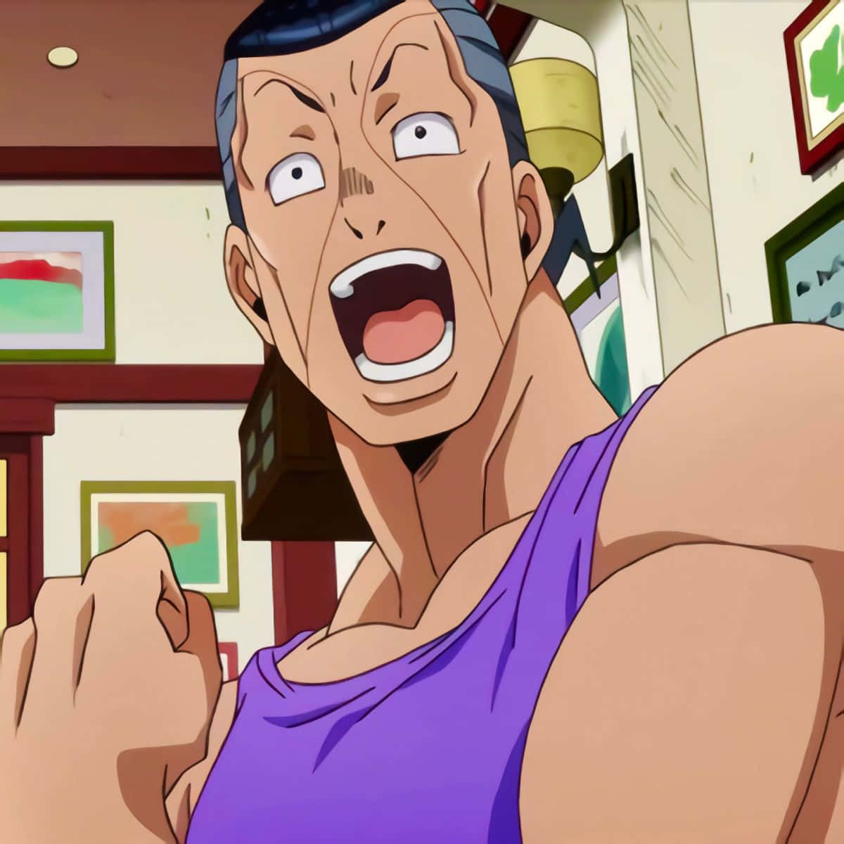 承太郎 桌布 壁紙 — 一個肌肉發達的動漫男人穿著紫色背心，在室內握緊拳頭憤怒地尖叫。