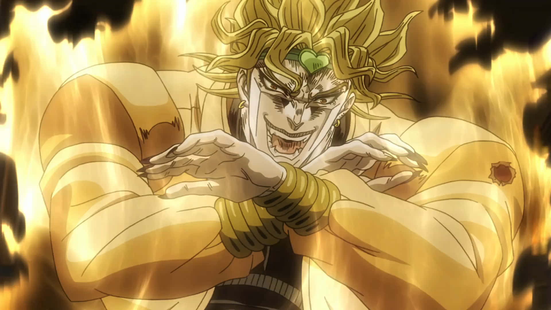 Dio Brando 桌布 壁紙 — 一個肌肉發達的動漫角色，擁有狂野的金色頭髮和綠色頭帶，在火熱的金色背景下猛烈咆哮。