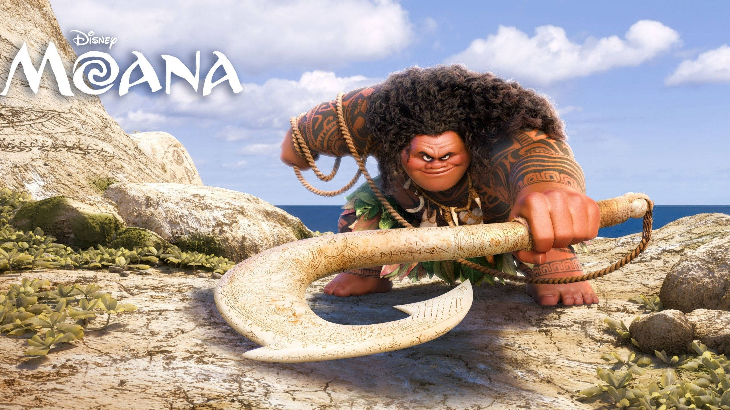 Moana 桌布 壁紙 — 一個肌肉發達的動畫角色，捲髮和紋身，在明亮的藍天下，在岩石海灘上握著一個巨大的骨頭棍棒。