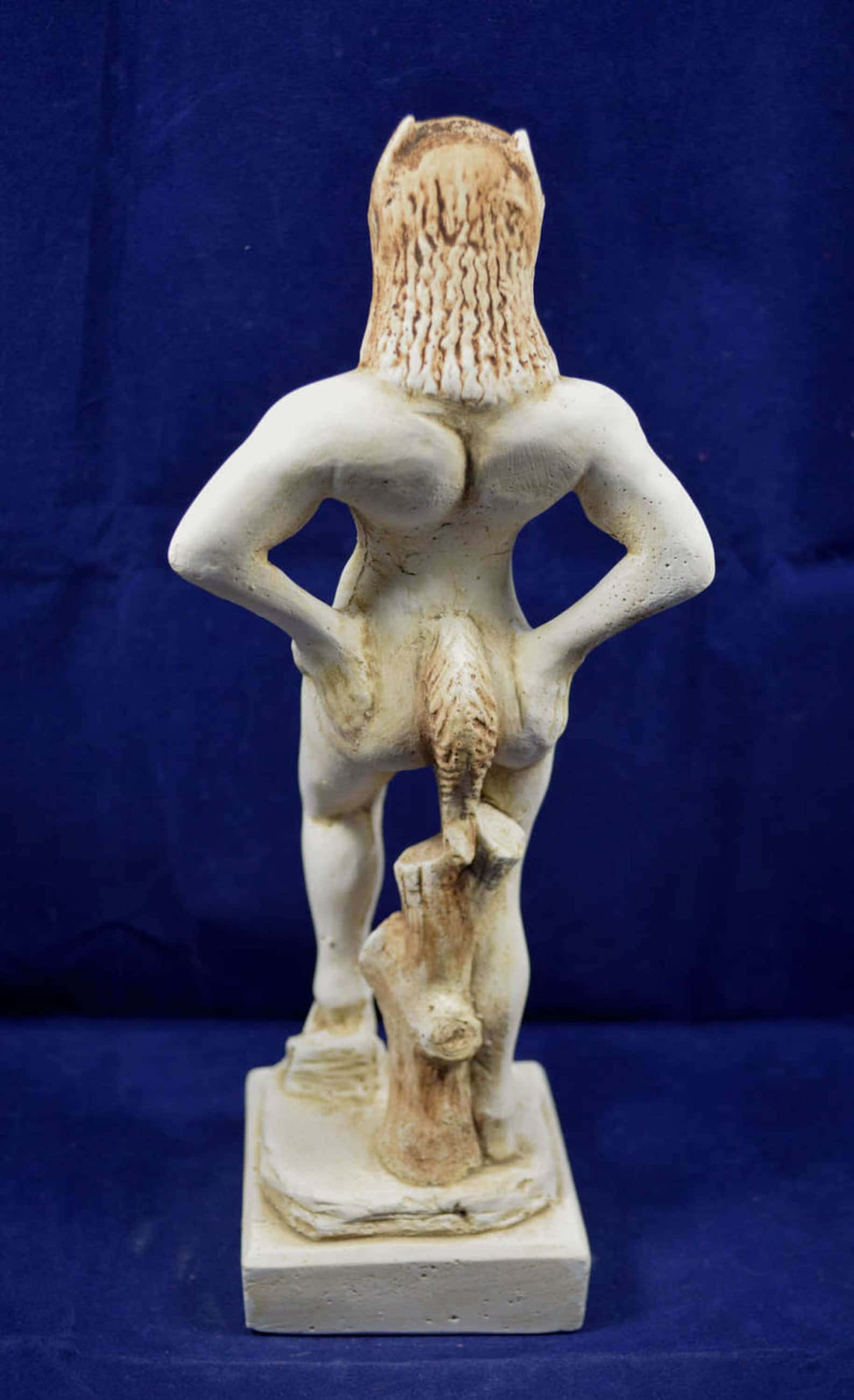 Mystical Artifacts 桌布 壁紙 — 一個肌肉發達的半人馬白色石膏像，從後方觀看，站立在底座上，背景是深藍色。